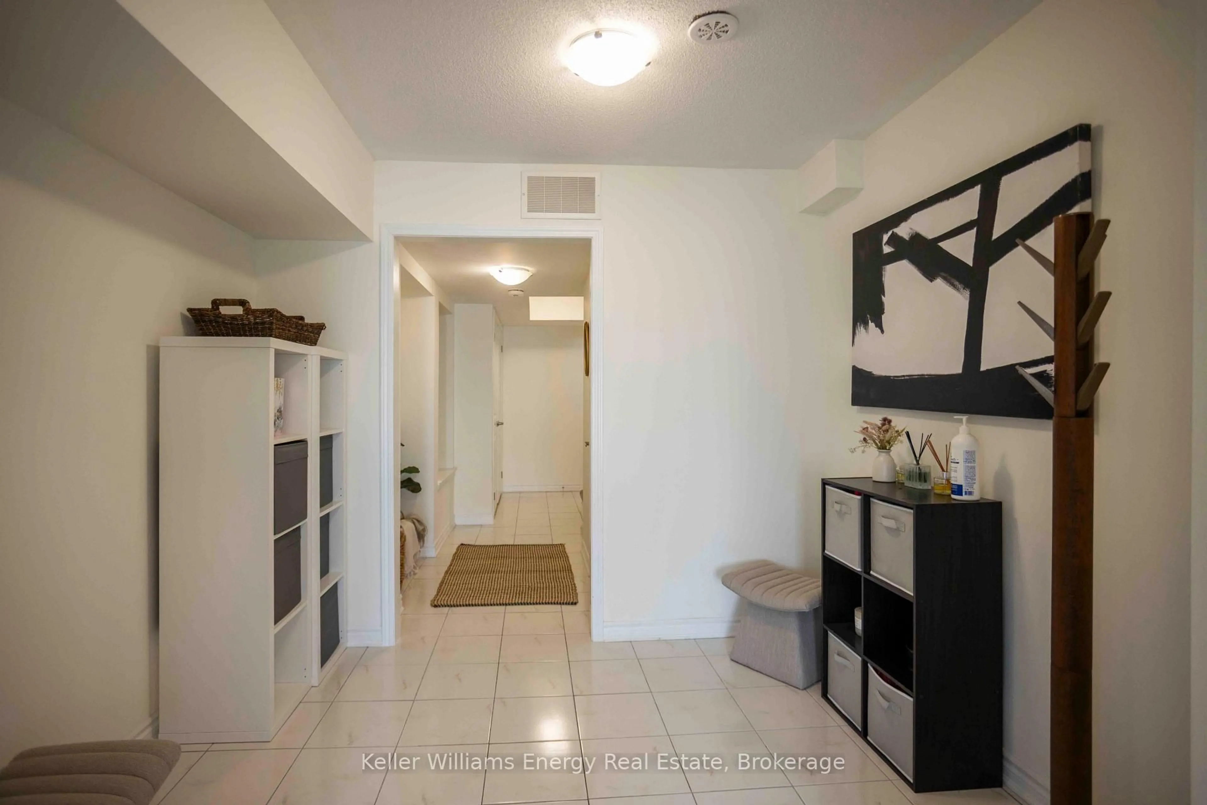 Indoor entryway for 104 Howe Ave, Toronto Ontario M1C 0J4