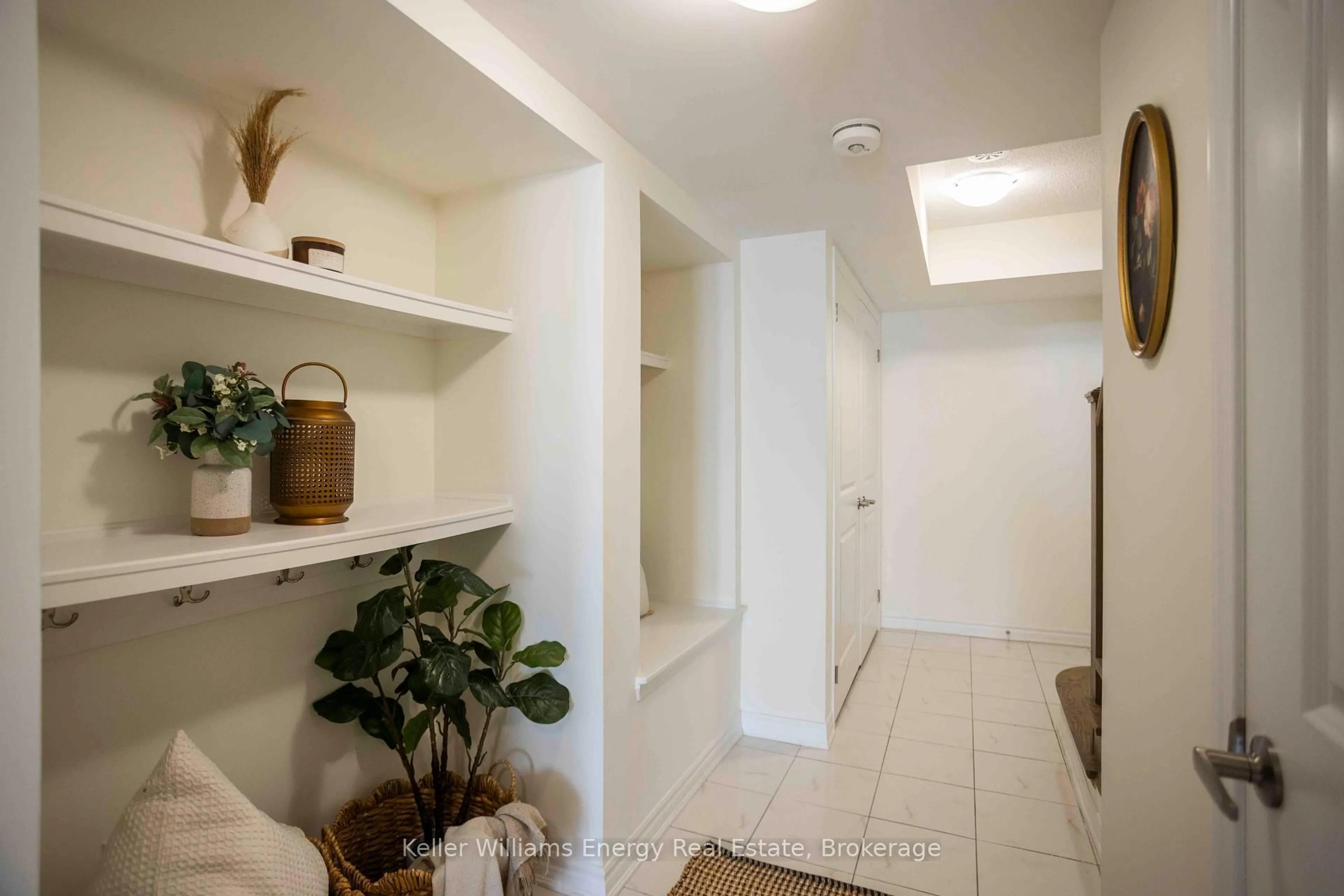 Indoor entryway for 104 Howe Ave, Toronto Ontario M1C 0J4