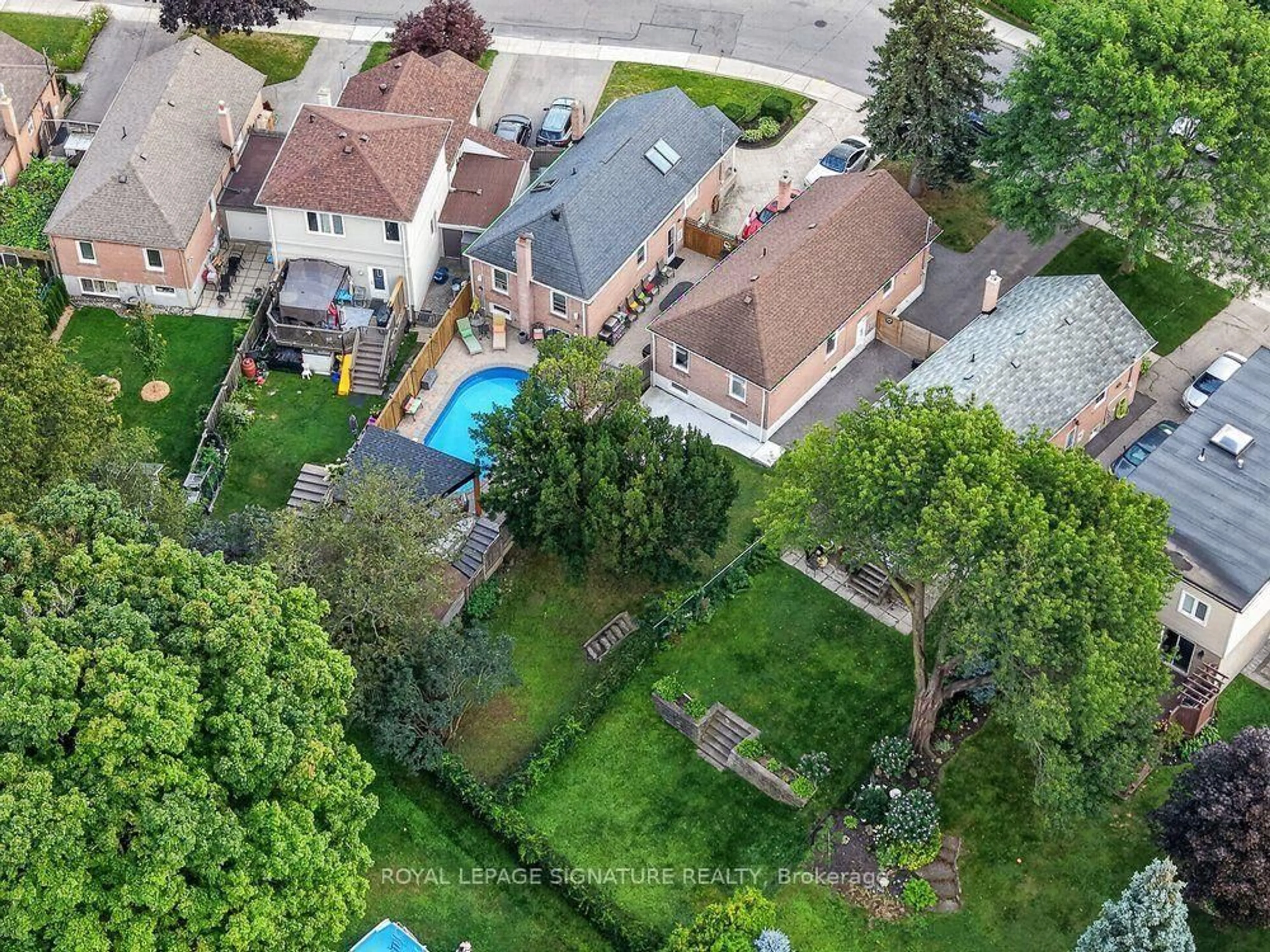 A pic from outside/outdoor area/front of a property/back of a property/a pic from drone, street for 24 Glenshaw Cres, Toronto Ontario M4B 2C9