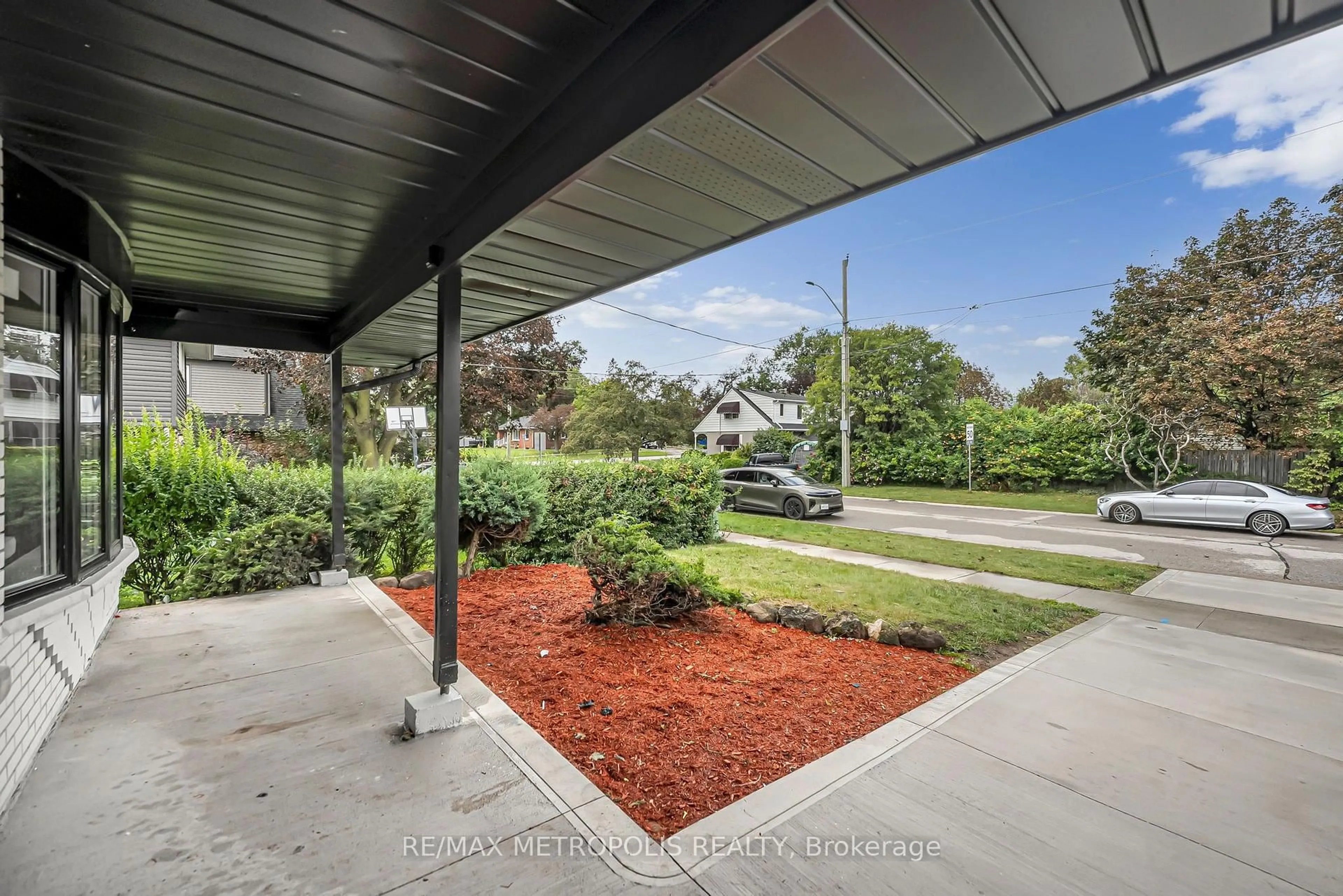 Patio, street for 205 Clemence Ave, Whitby Ontario L1N 1E7