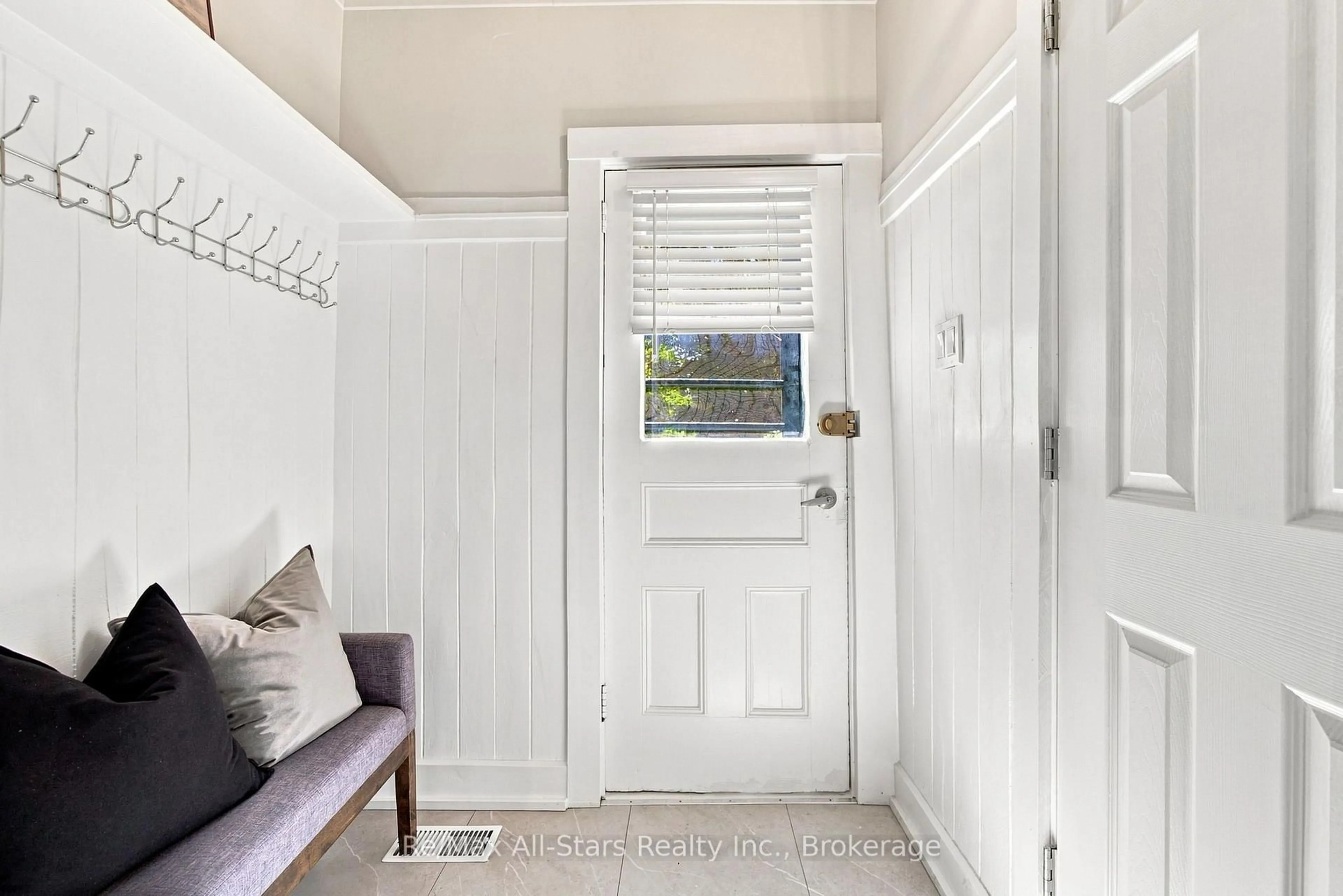 Indoor entryway for 15238 Old Simcoe Rd, Scugog Ontario L9L 1L1
