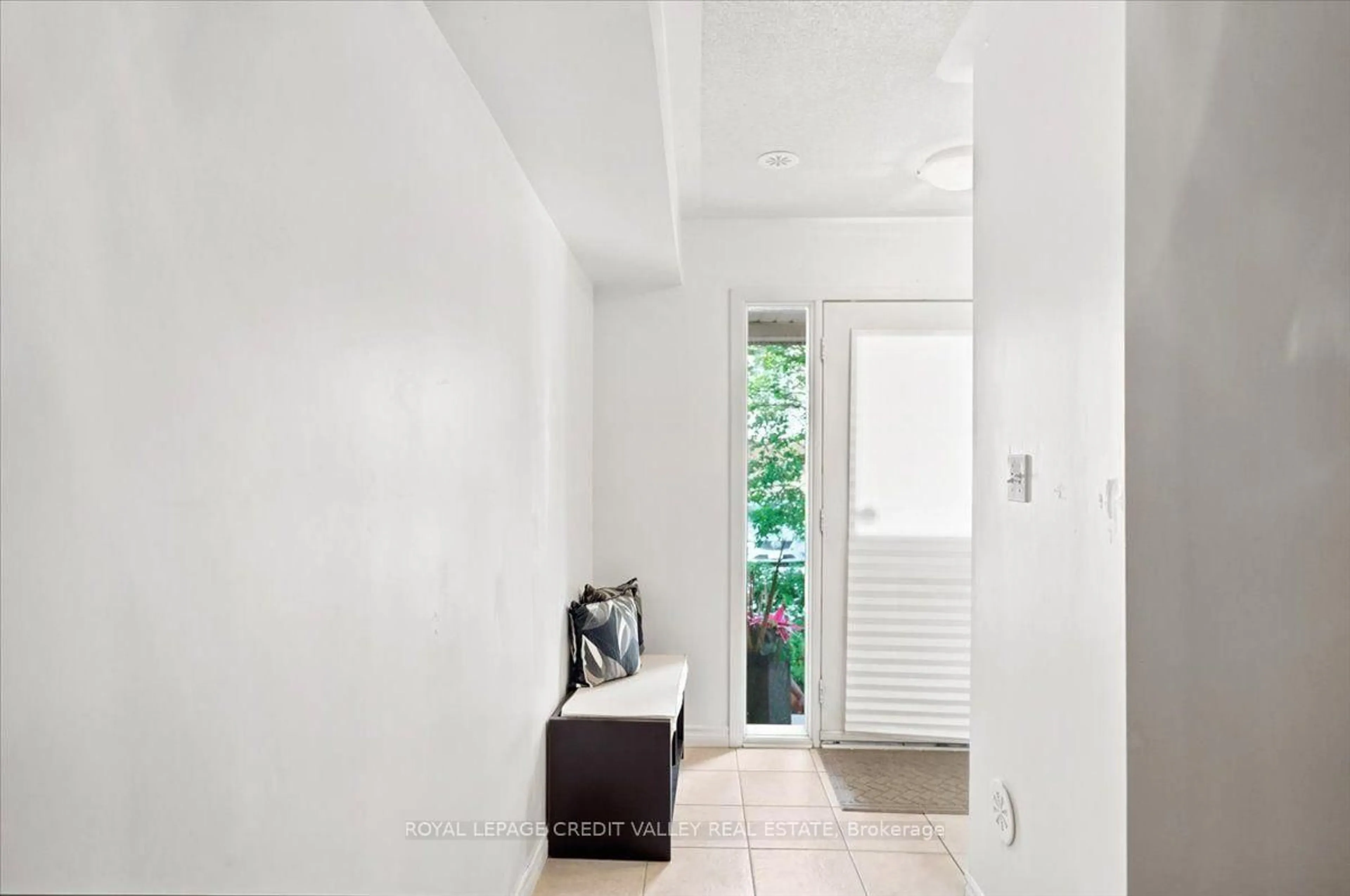 Indoor entryway for 1250 St. Martins Dr #55, Pickering Ontario L1W 1J3