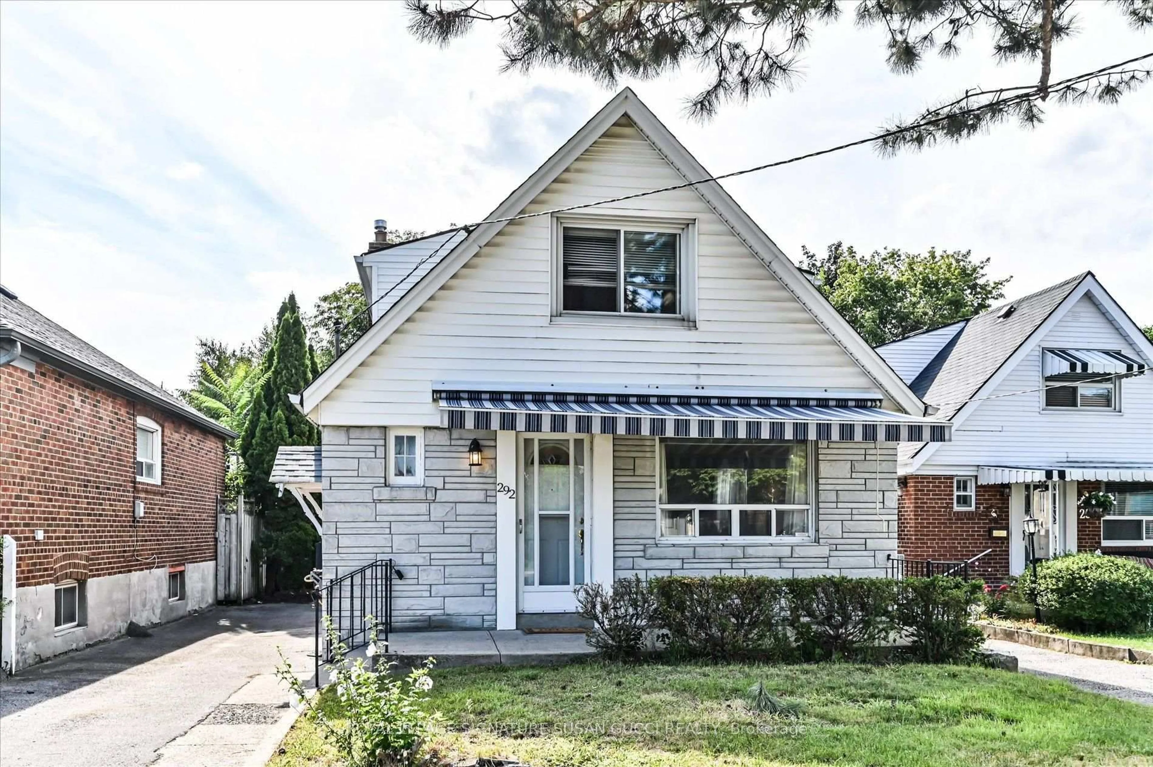 Home with vinyl exterior material, street for 292 Glebemount Ave, Toronto Ontario M4C 3V3
