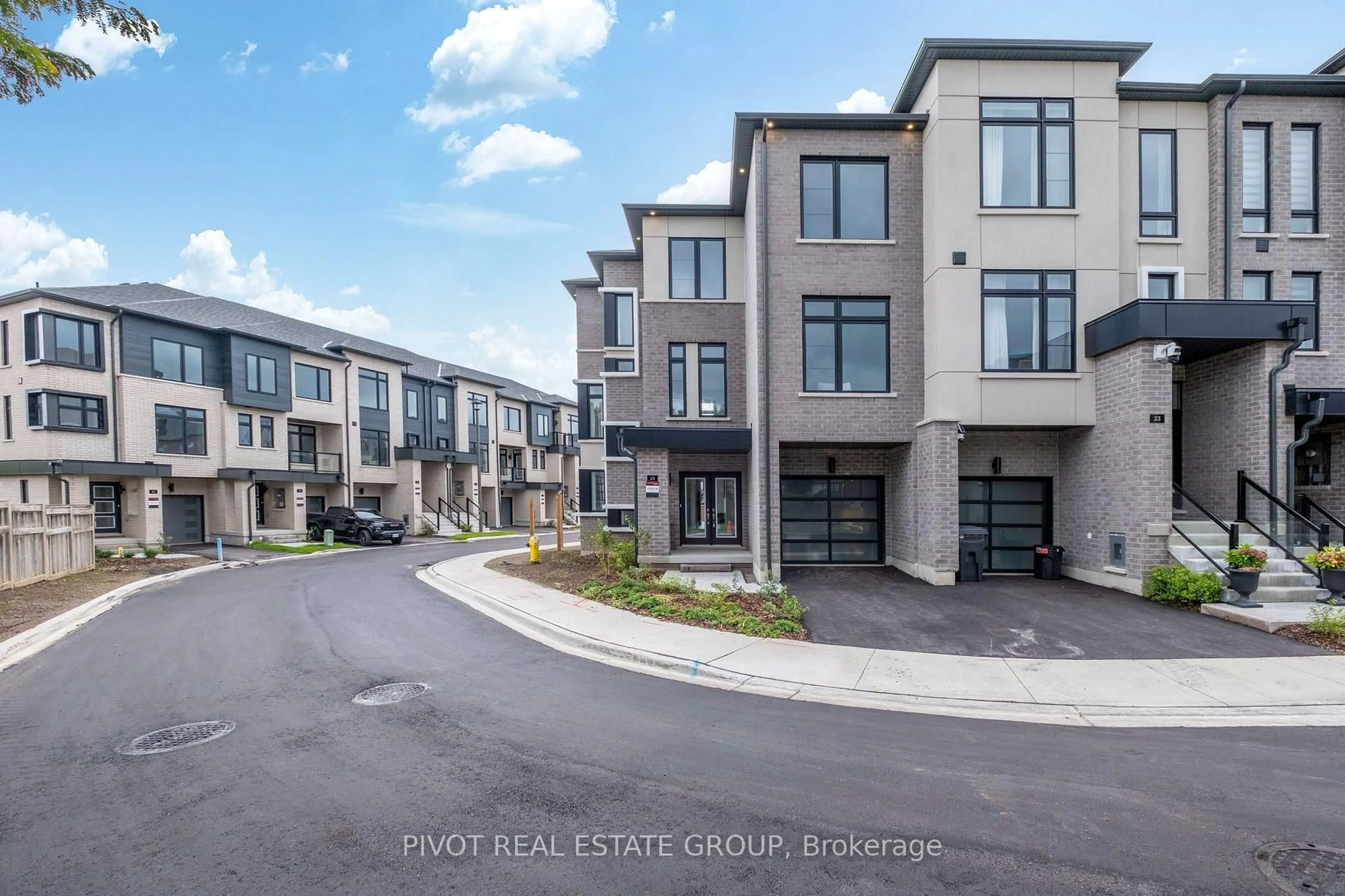 A pic from outside/outdoor area/front of a property/back of a property/a pic from drone, street for 25 Observatory Way, Whitby Ontario L1M 0M7