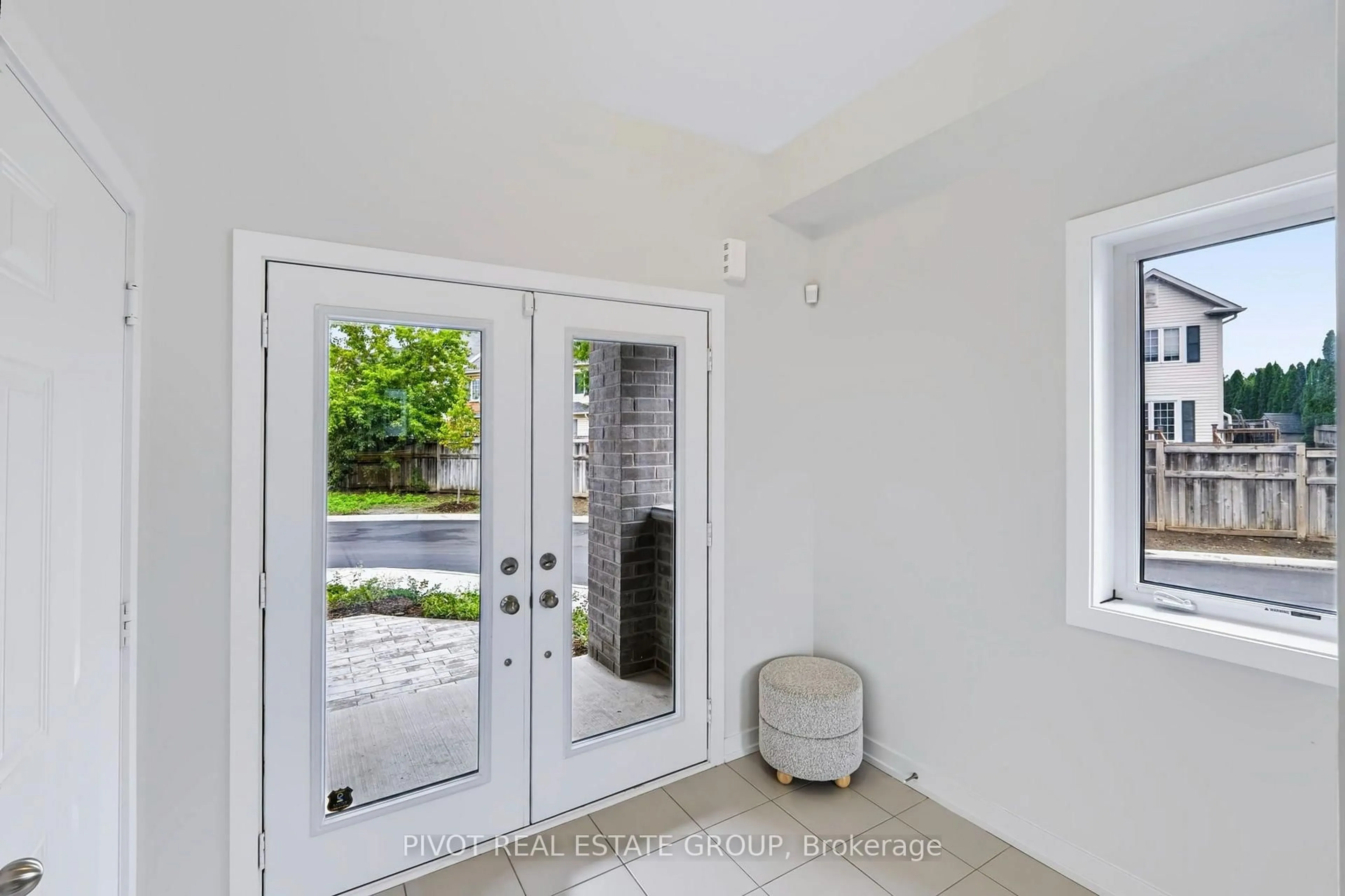 Indoor entryway for 25 Observatory Way, Whitby Ontario L1M 0M7