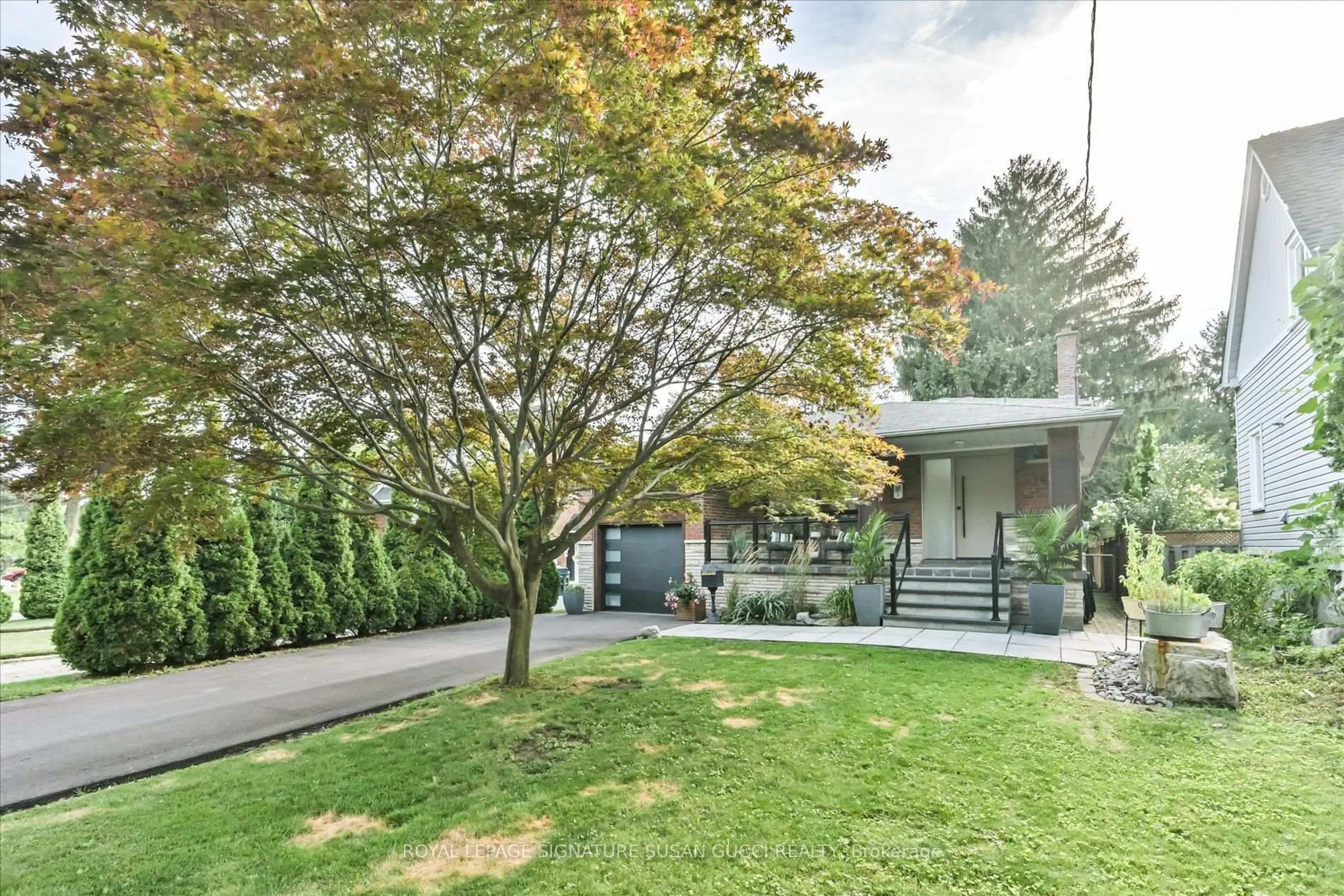 Unknown for 16 Squires Ave, Toronto Ontario M4B 2R3