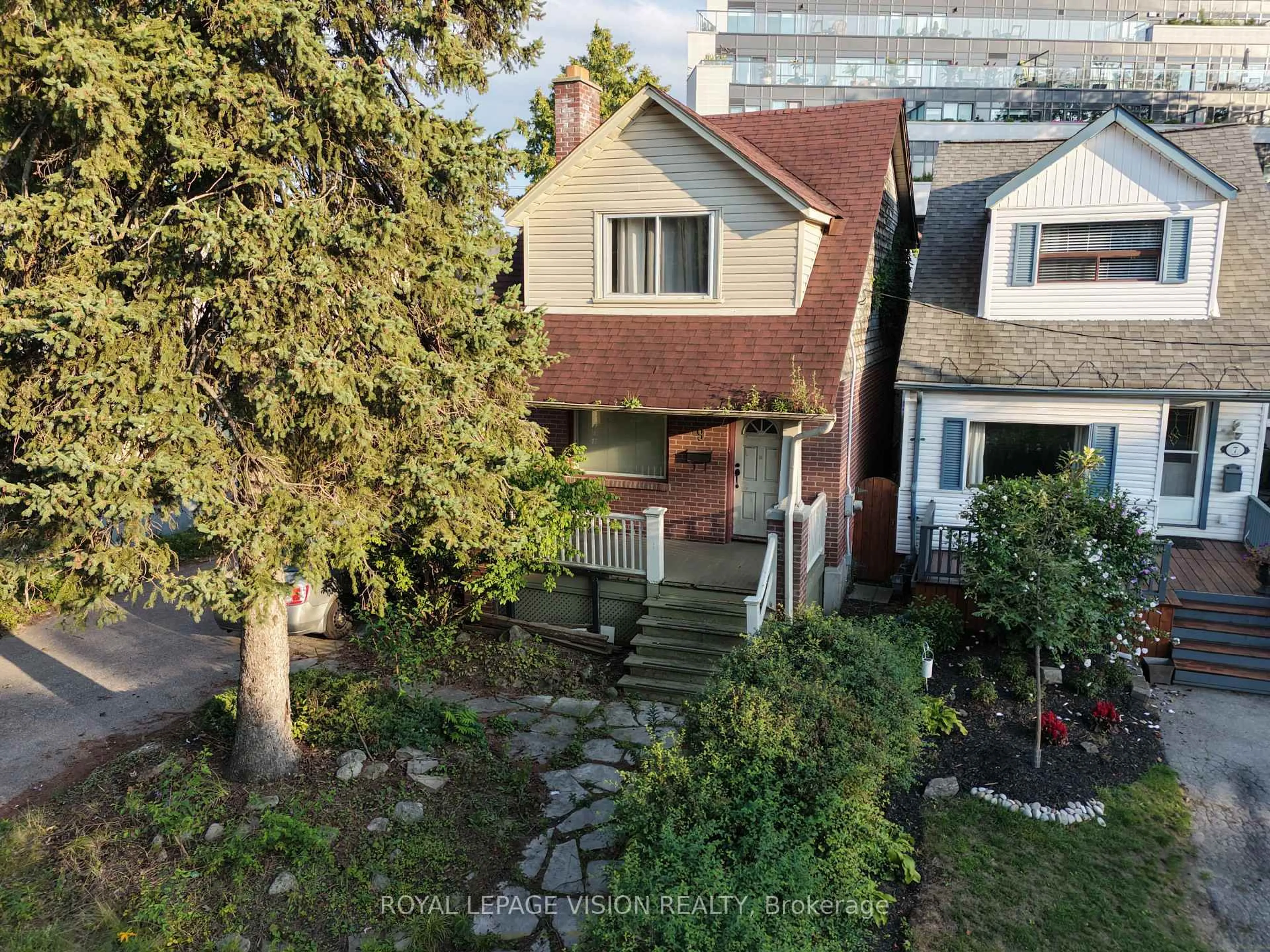 A pic from outside/outdoor area/front of a property/back of a property/a pic from drone, street for 9 East Rd, Toronto Ontario M1N 1Z9