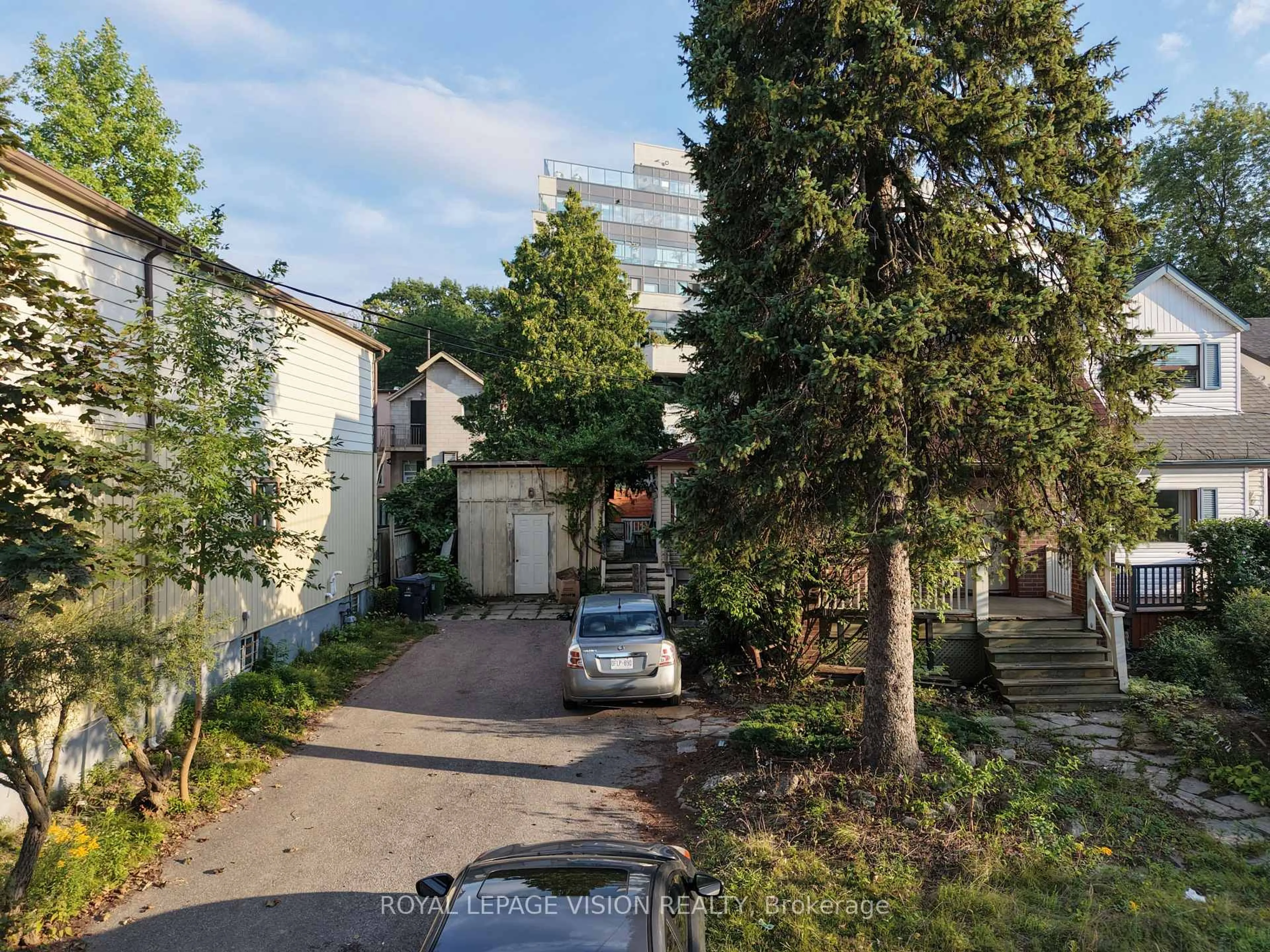 A pic from outside/outdoor area/front of a property/back of a property/a pic from drone, street for 9 East Rd, Toronto Ontario M1N 1Z9