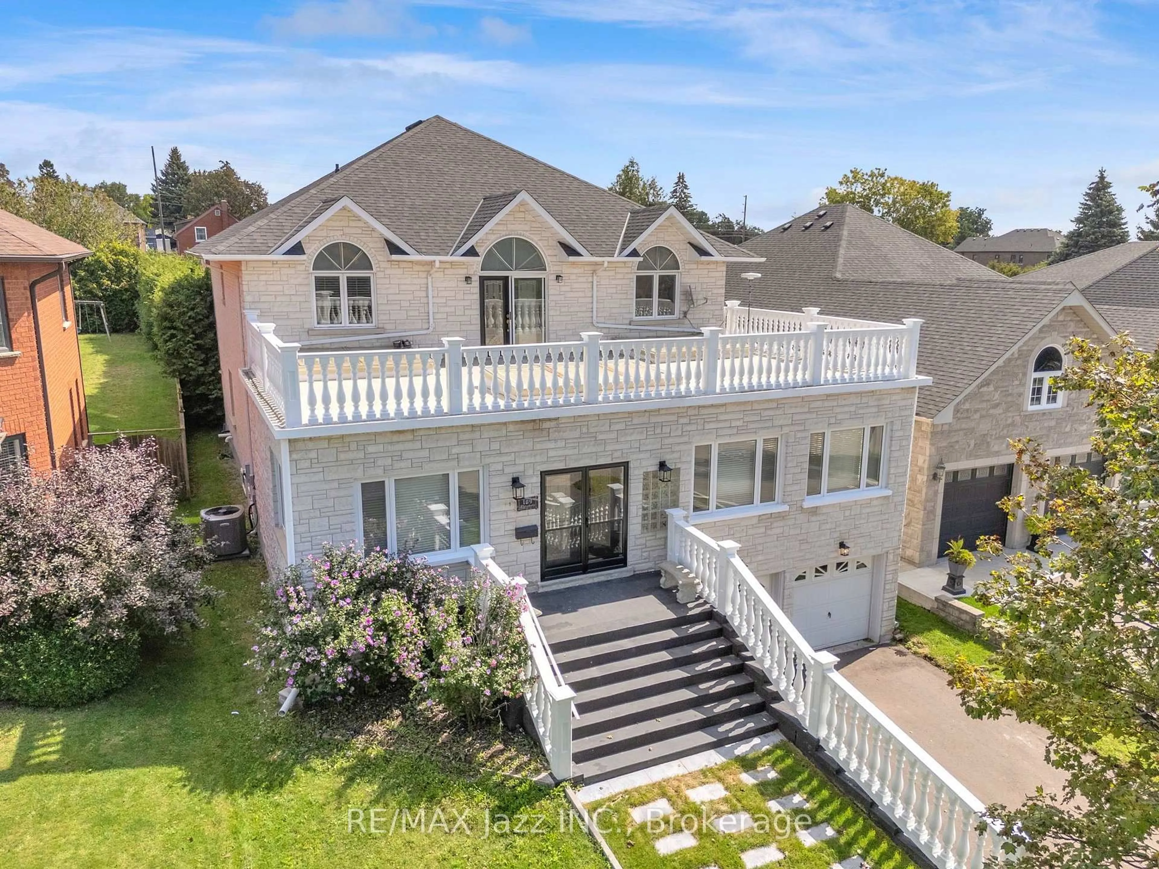 A pic from outside/outdoor area/front of a property/back of a property/a pic from drone, unknown for 109 Elizabeth St, Oshawa Ontario L1J 8H3