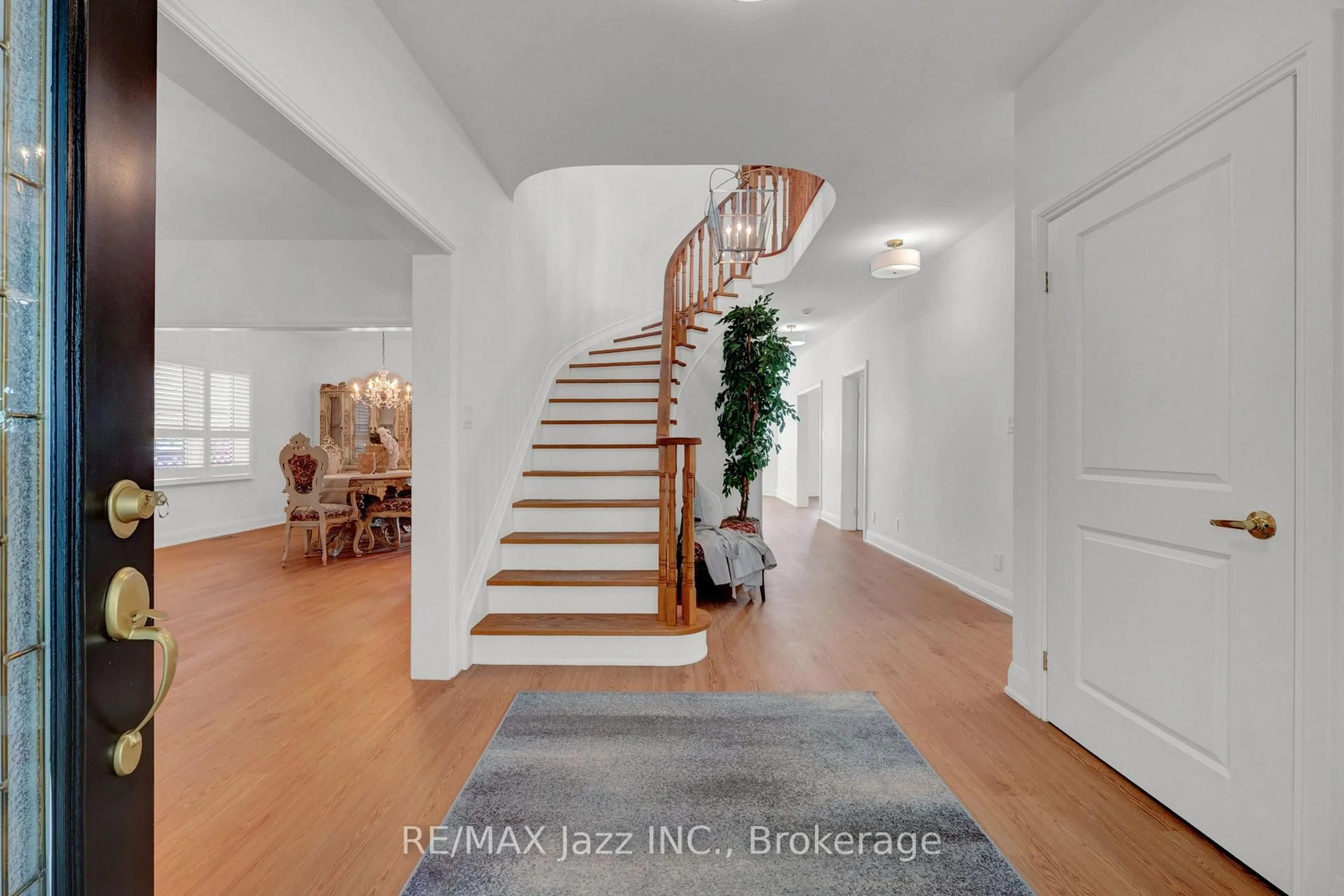 Indoor entryway for 109 Elizabeth St, Oshawa Ontario L1J 8H3