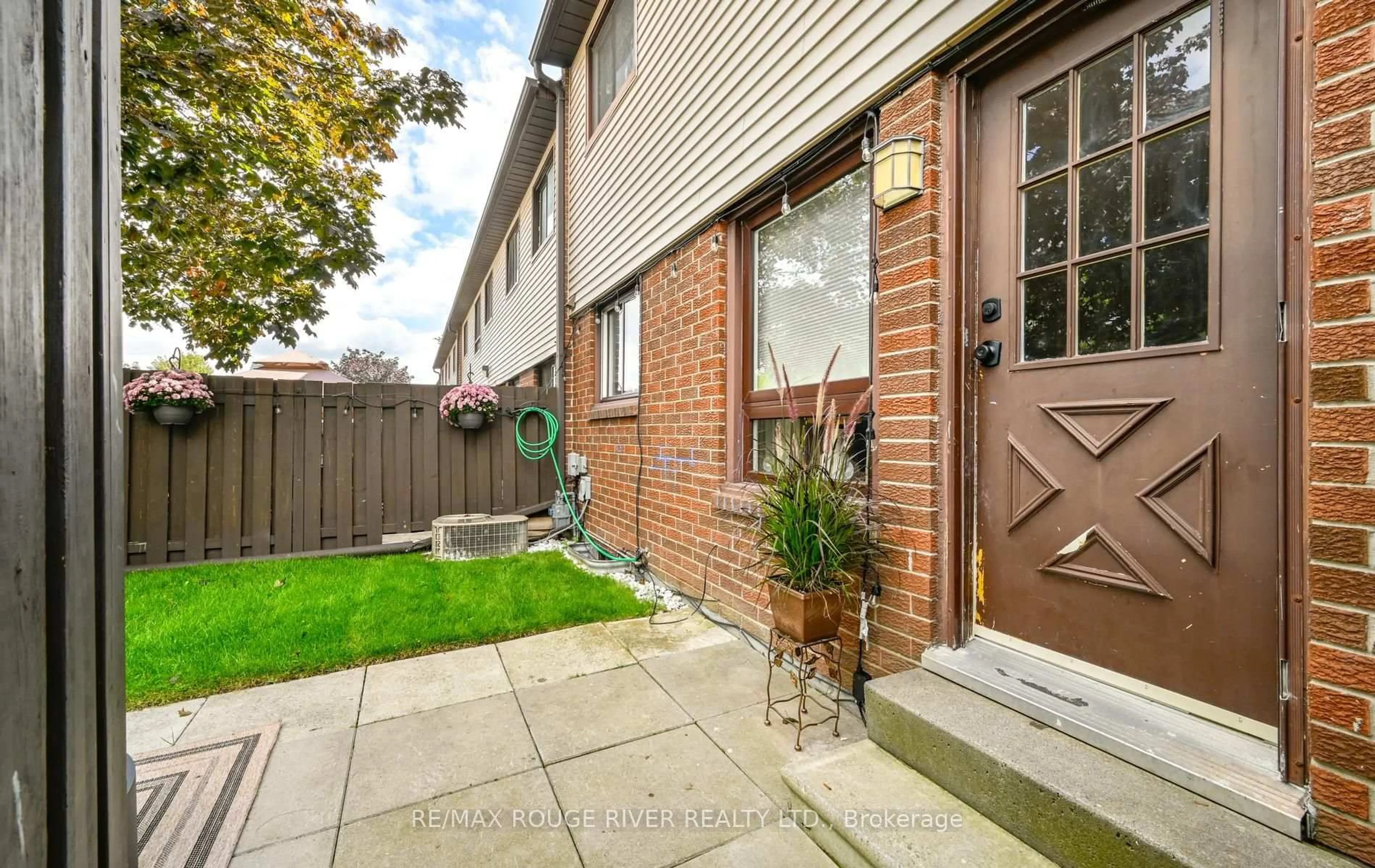Patio, street for 960 Glen St #72, Oshawa Ontario L1J 6E8