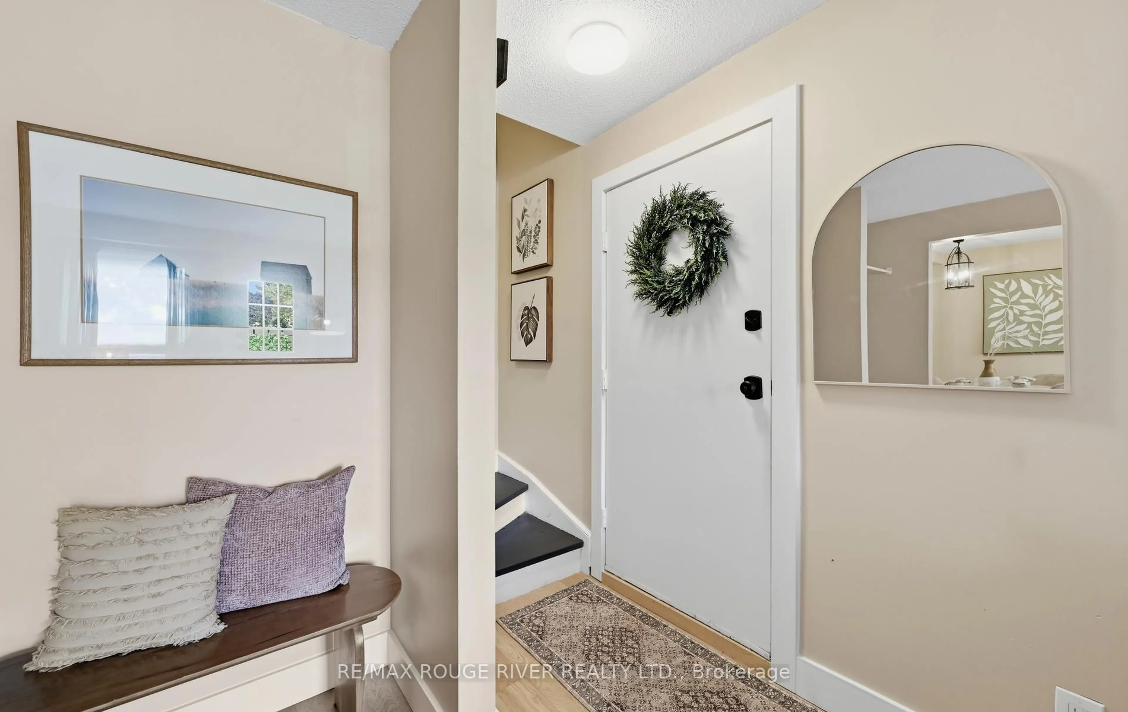 Indoor entryway for 960 Glen St #72, Oshawa Ontario L1J 6E8