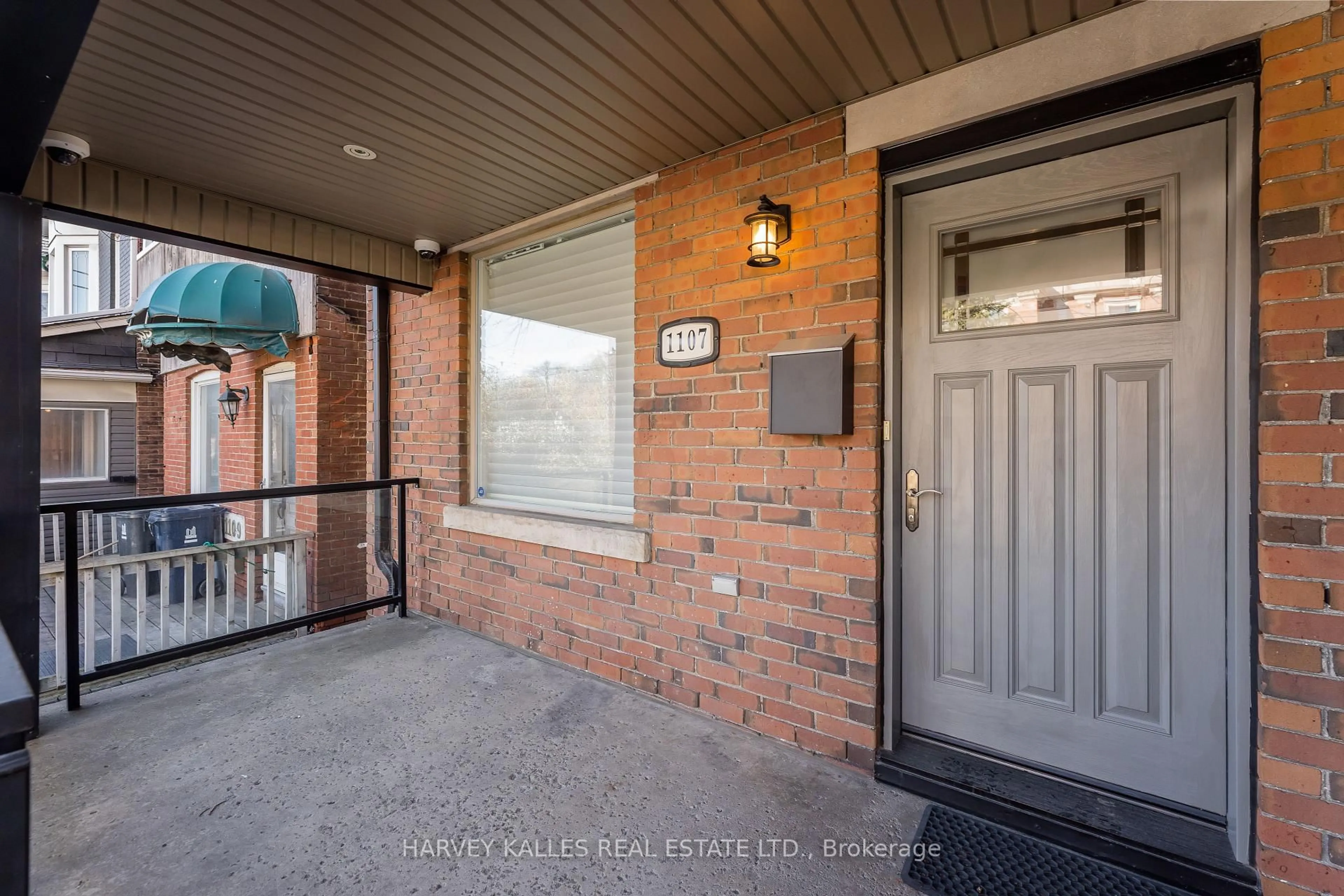 Indoor entryway for 1107 Gerrard St, Toronto Ontario M4M 1Z9