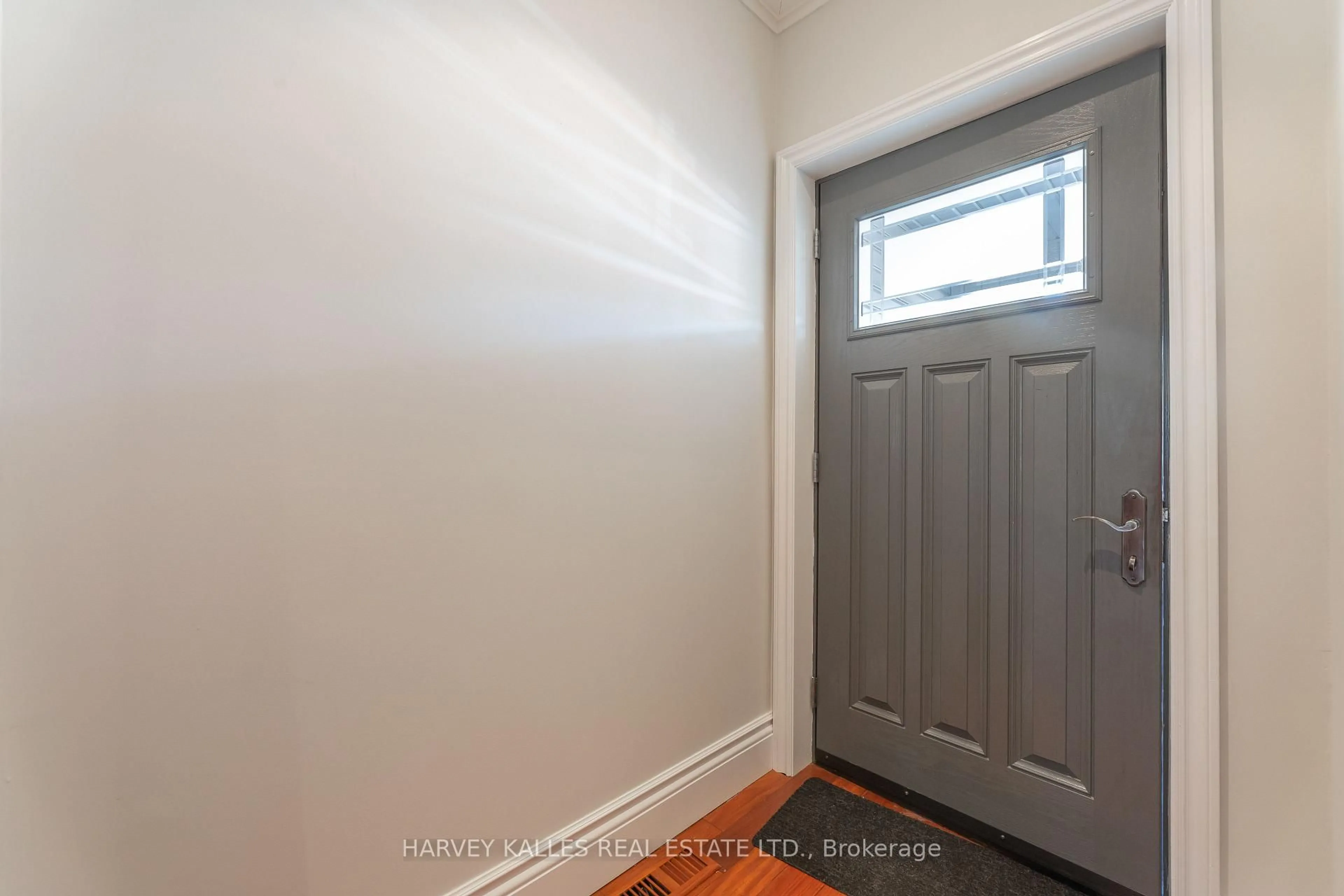 Indoor entryway for 1107 Gerrard St, Toronto Ontario M4M 1Z9