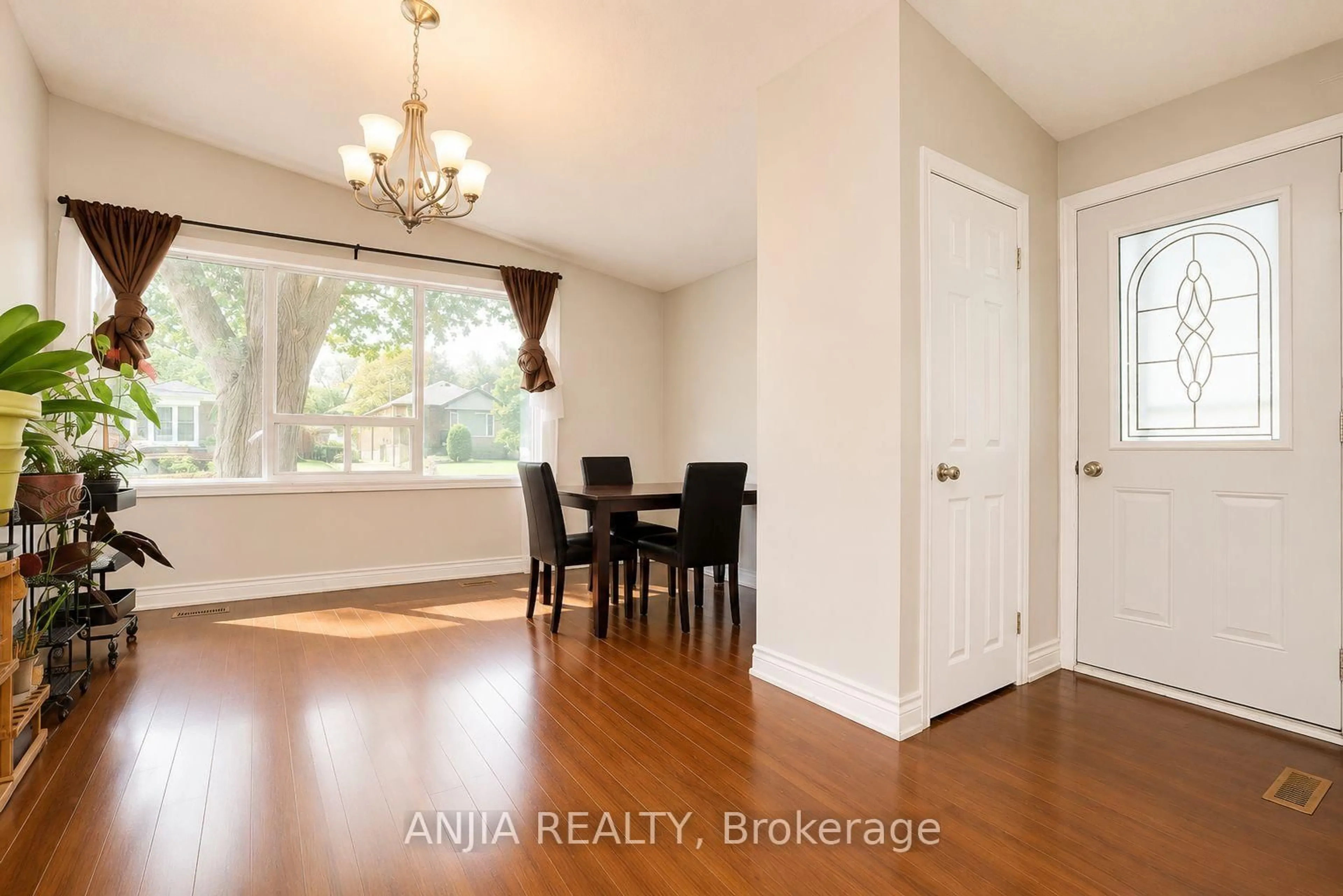 A pic of a room for 115 Portsdown Rd, Toronto Ontario M1P 1V4