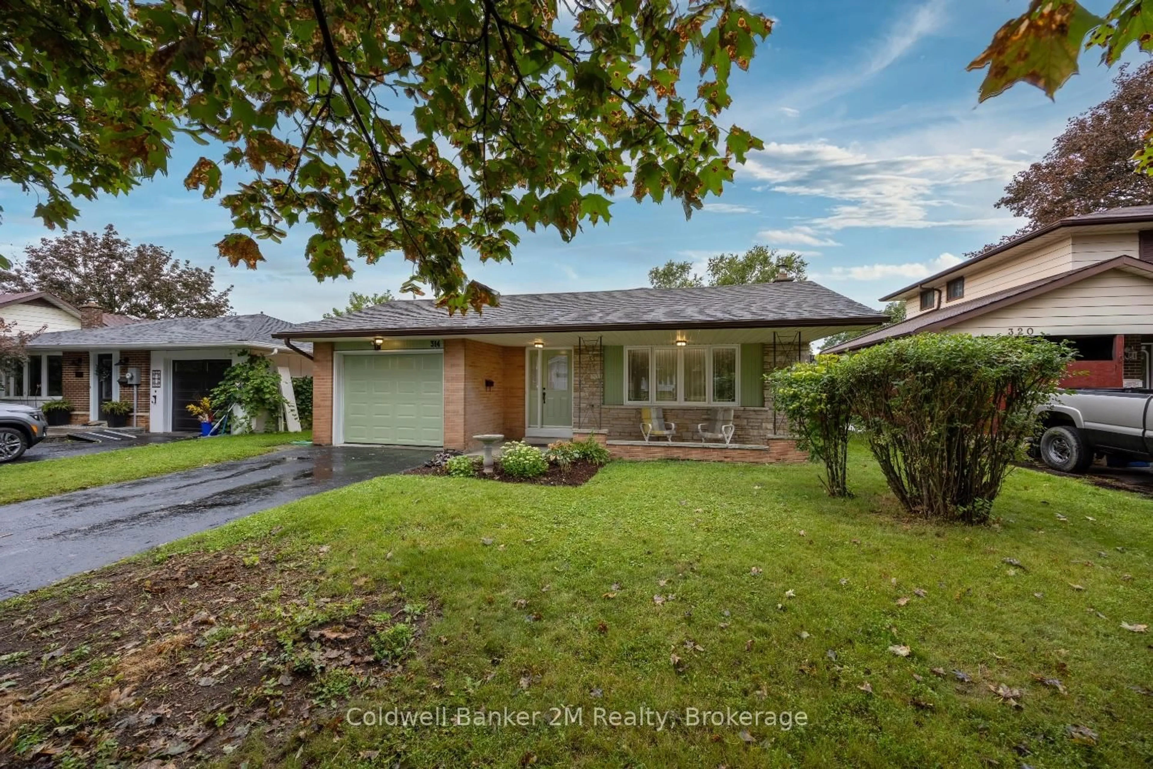 A pic from outside/outdoor area/front of a property/back of a property/a pic from drone, street for 314 Inverness Dr, Oshawa Ontario L1J 5T4