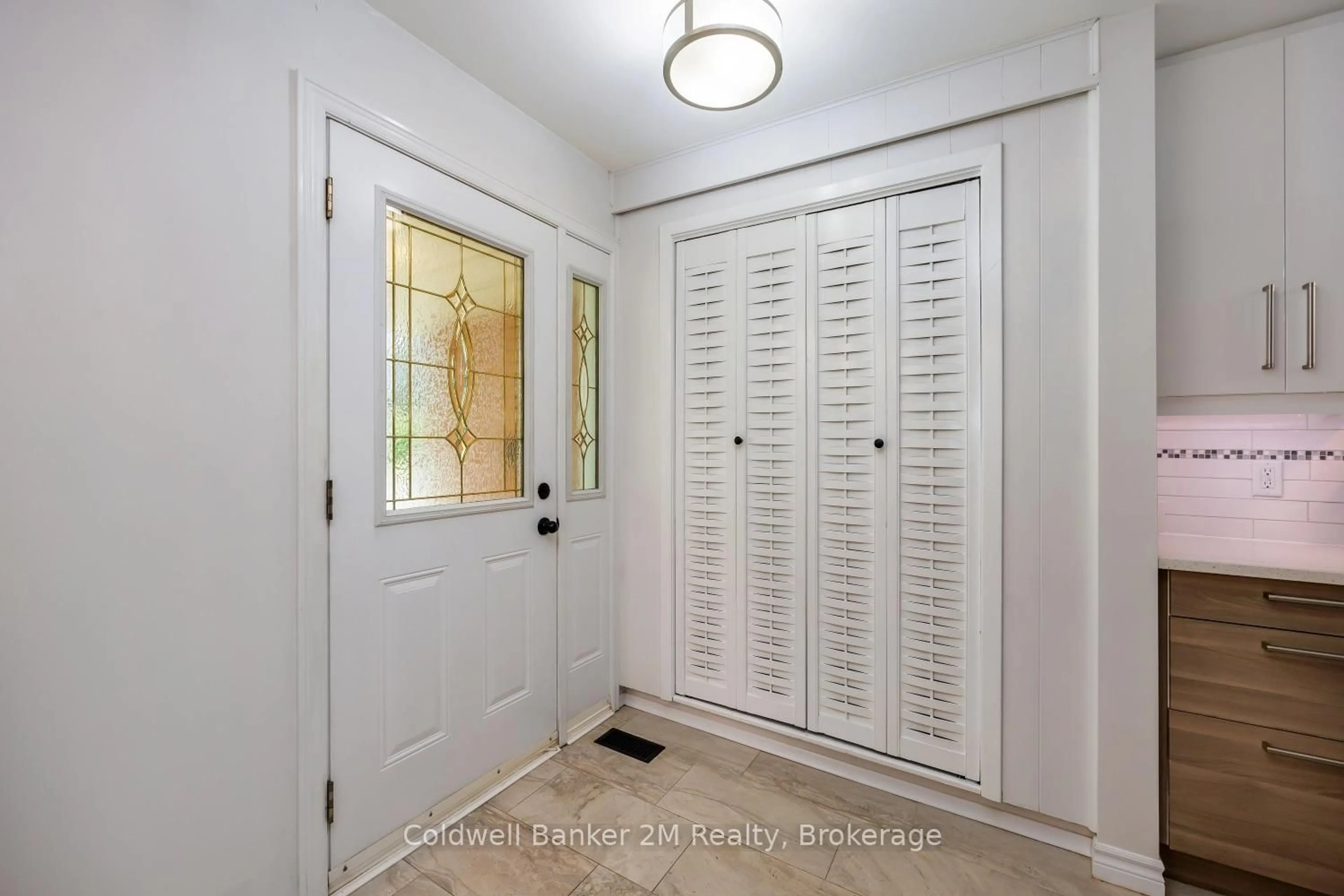 Indoor entryway for 314 Inverness Dr, Oshawa Ontario L1J 5T4
