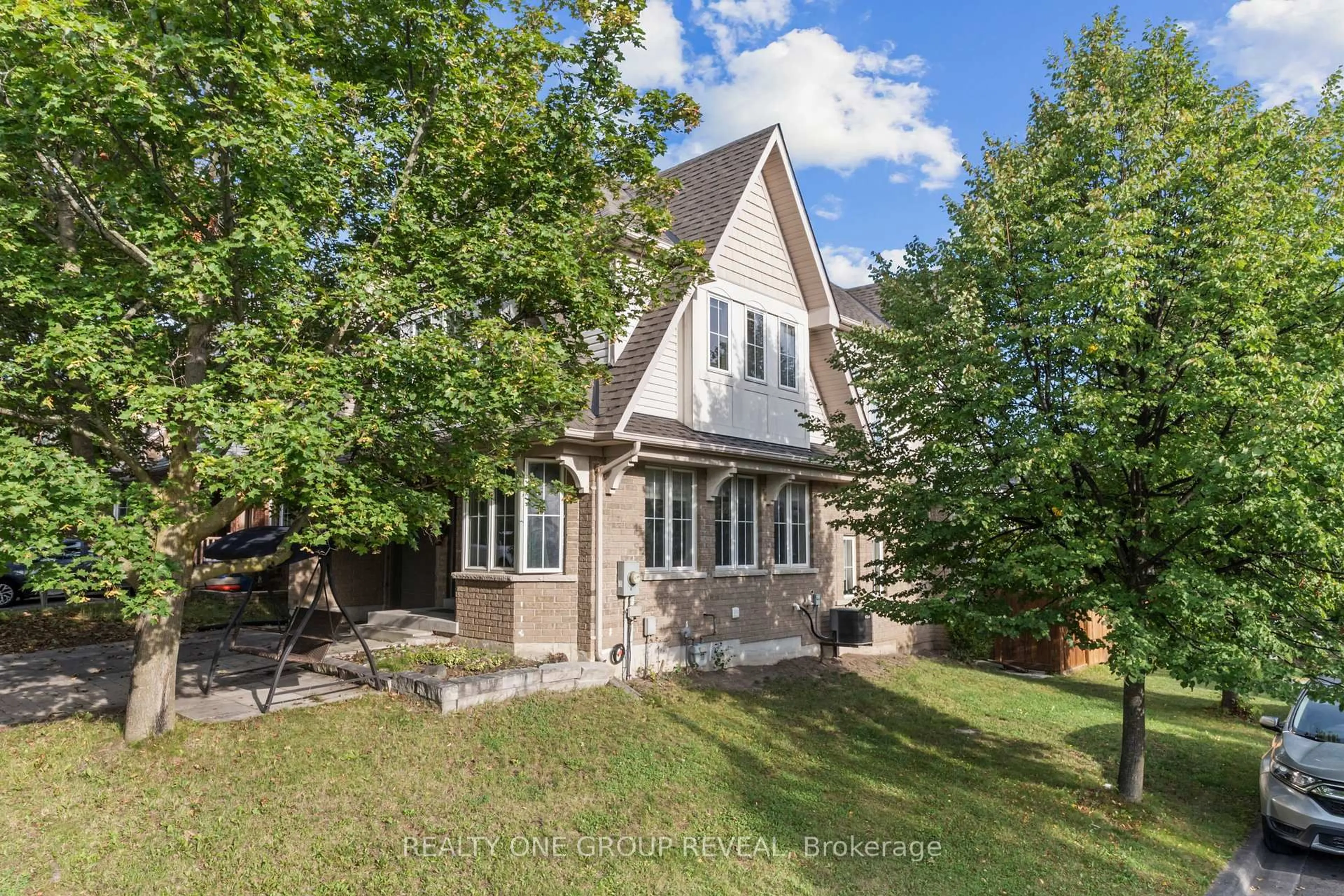 A pic from outside/outdoor area/front of a property/back of a property/a pic from drone, street for 2364 Winlord Pl, Oshawa Ontario L1L 0B9