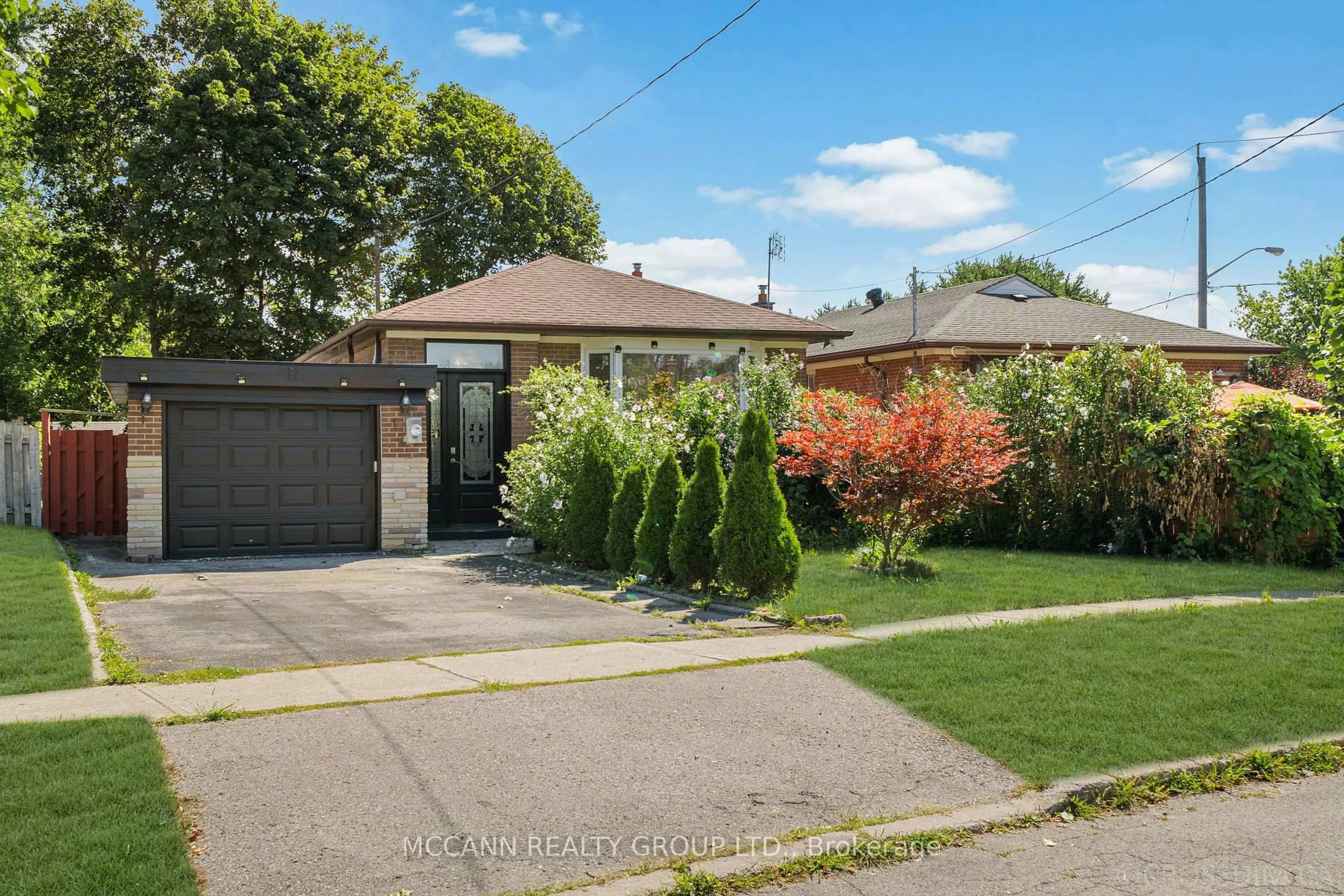 A pic from outside/outdoor area/front of a property/back of a property/a pic from drone, street for 17 Barlow Rd, Toronto Ontario M1G 2B5