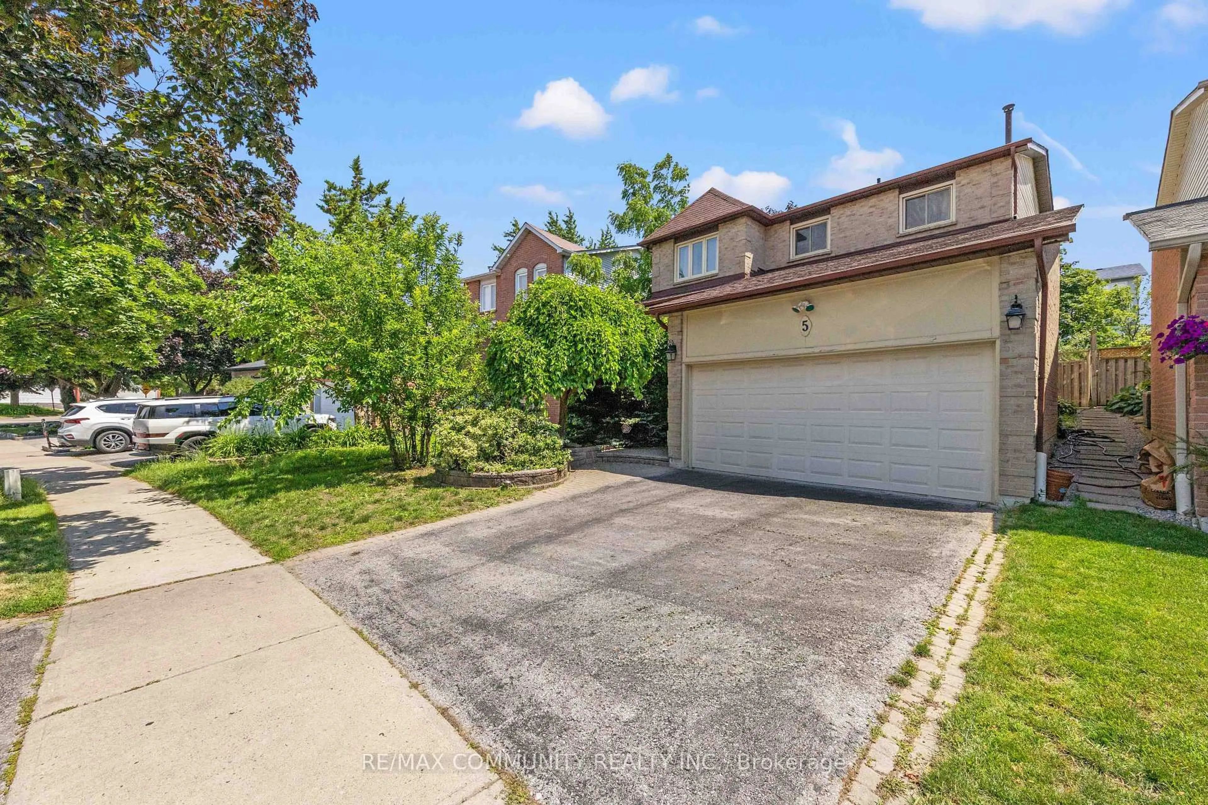 A pic from outside/outdoor area/front of a property/back of a property/a pic from drone, street for 5 Plowman Dr, Ajax Ontario L1S 6R7