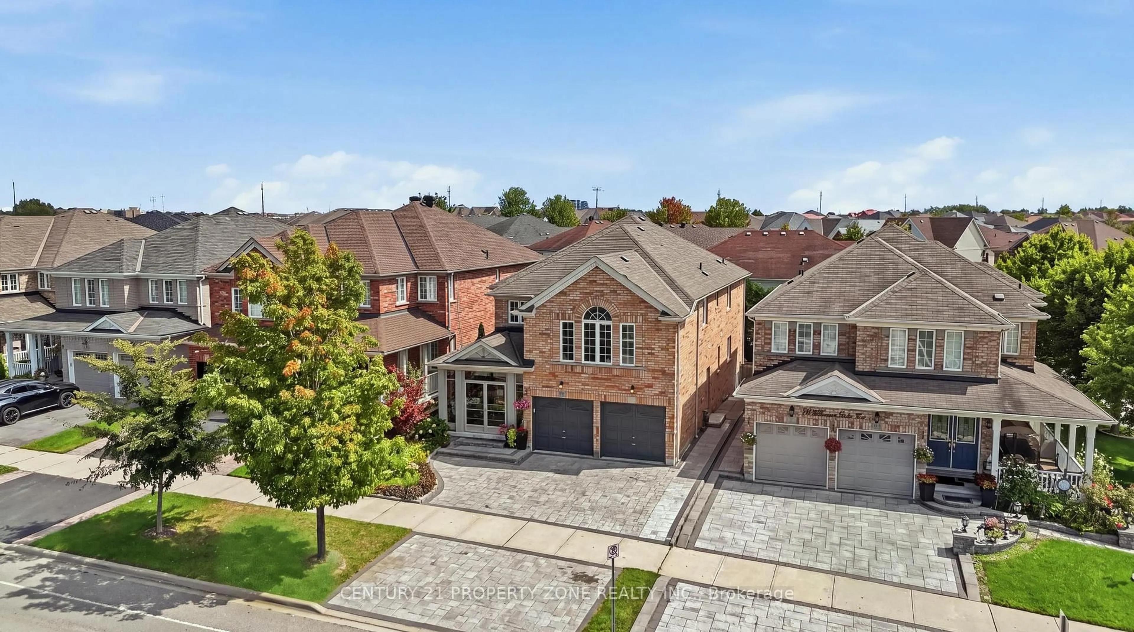 A pic from outside/outdoor area/front of a property/back of a property/a pic from drone, street for 239 Williamson Dr, Ajax Ontario L1T 5A2