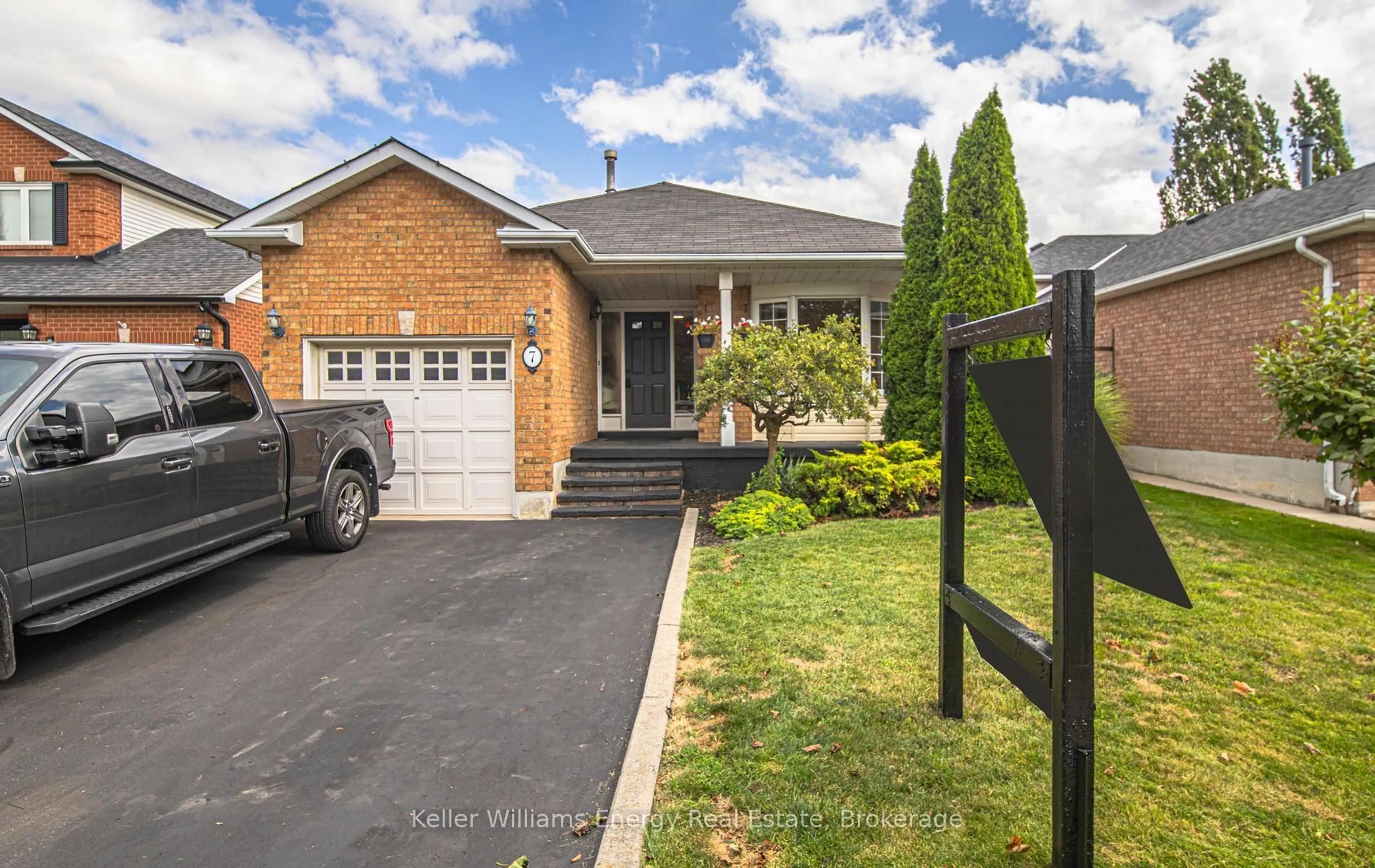 Home with brick exterior material, street for 7 Stirling Ave, Clarington Ontario L1E 1X7