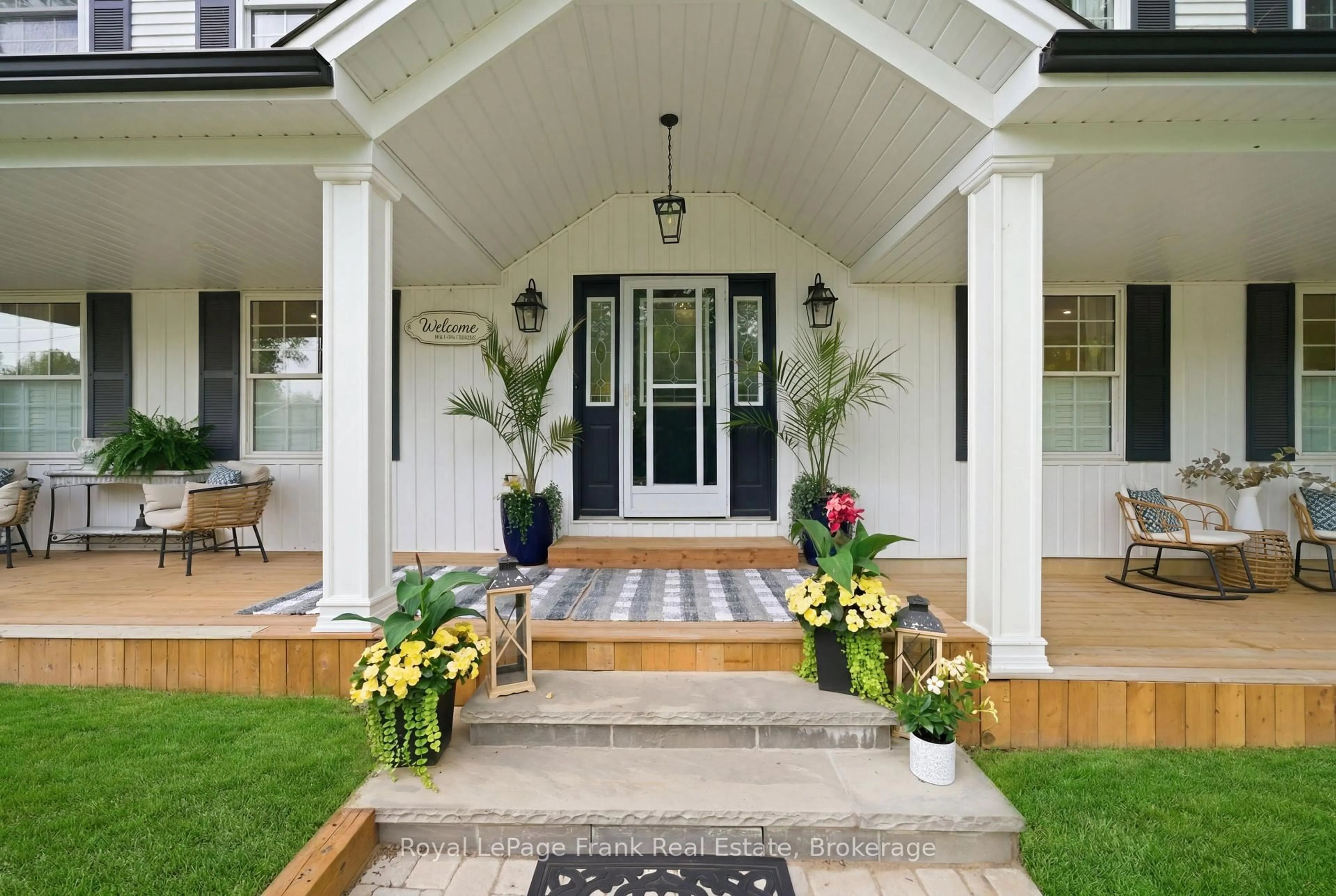 Indoor entryway for 246 Cochrane St, Scugog Ontario L9L 1M1