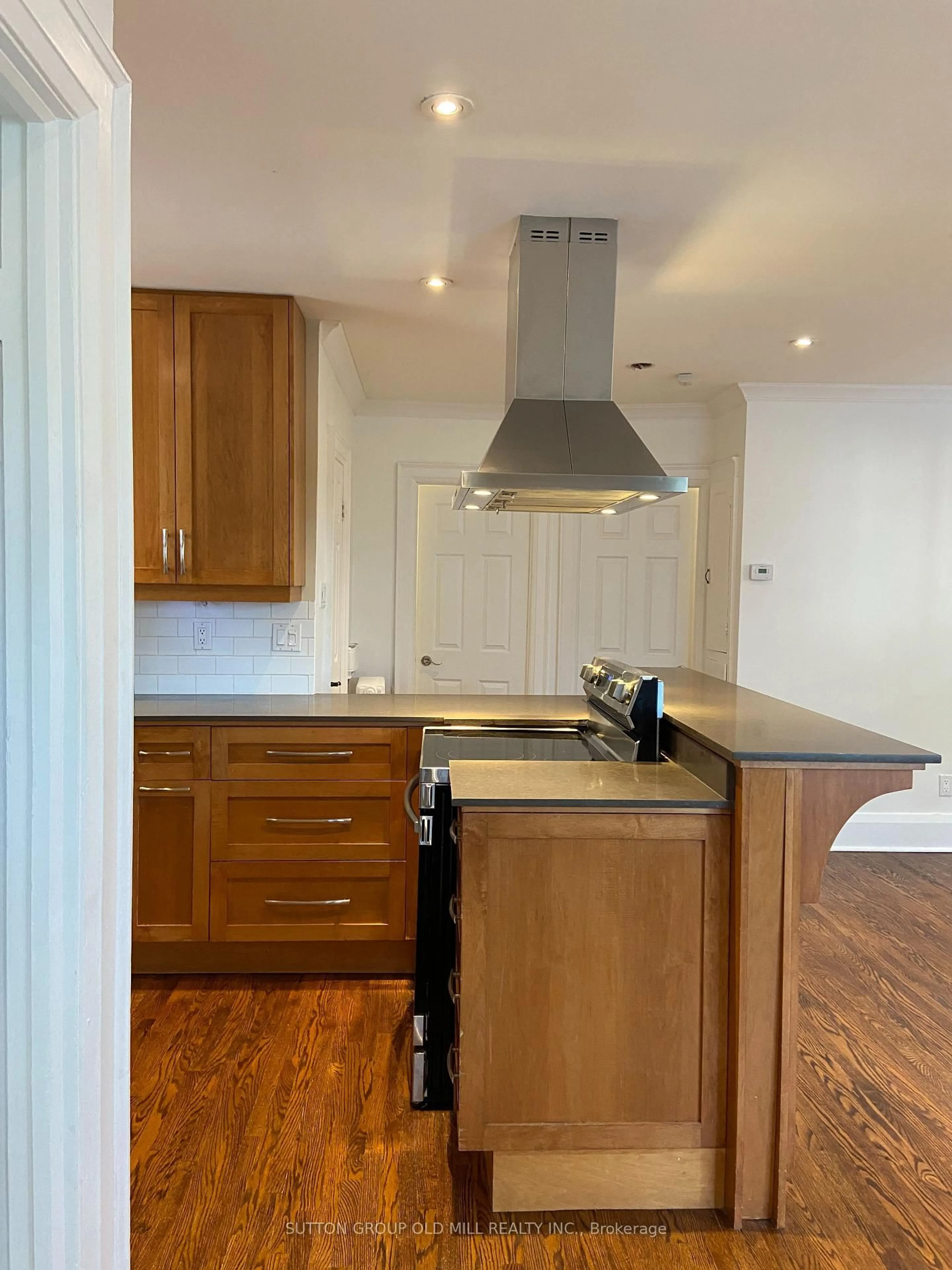 Standard kitchen, wood/laminate floor for 46 Richard Ave, Toronto Ontario M4L 1W9