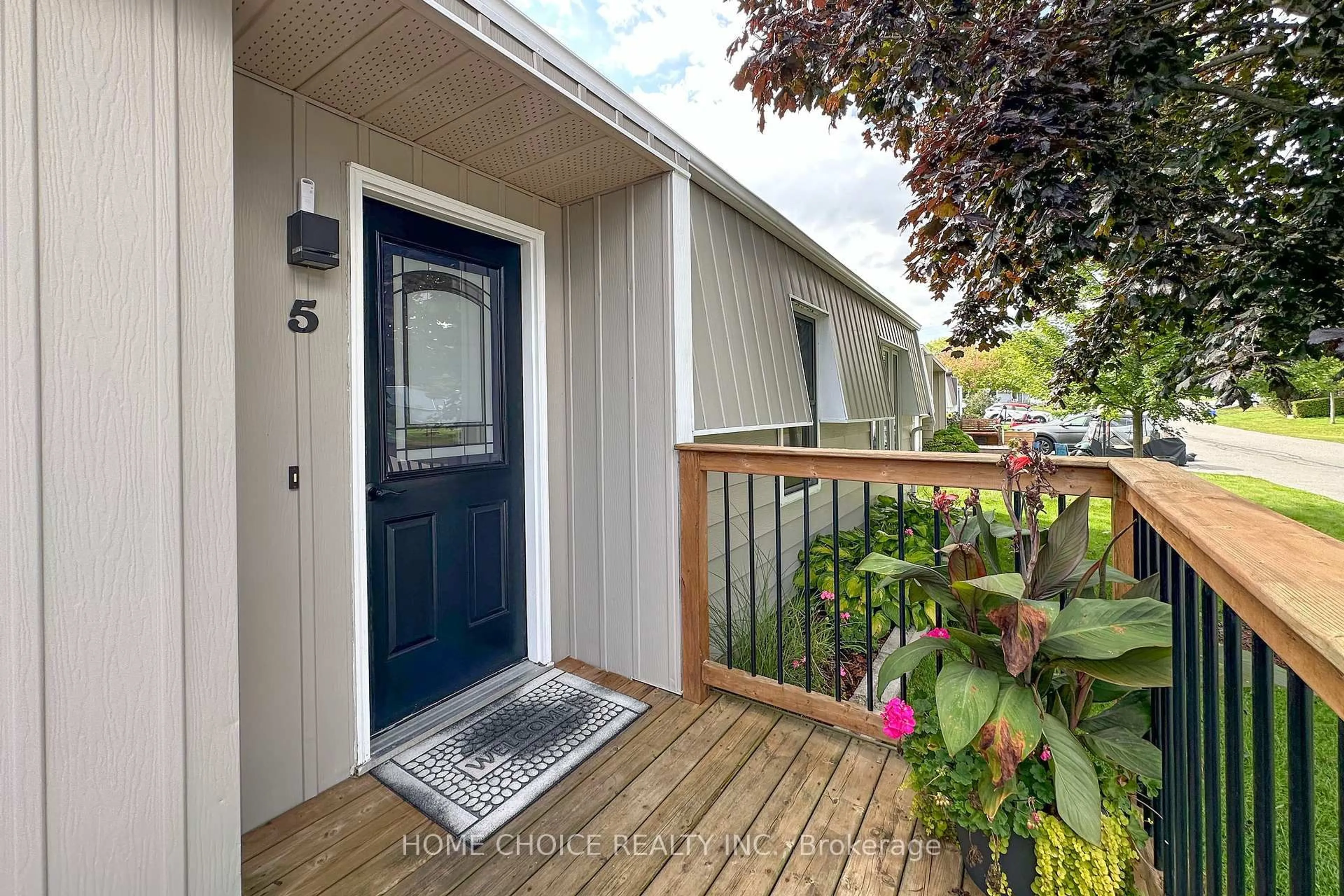 Indoor entryway for 5 Driftwood Lane, Clarington Ontario L1B 1A5
