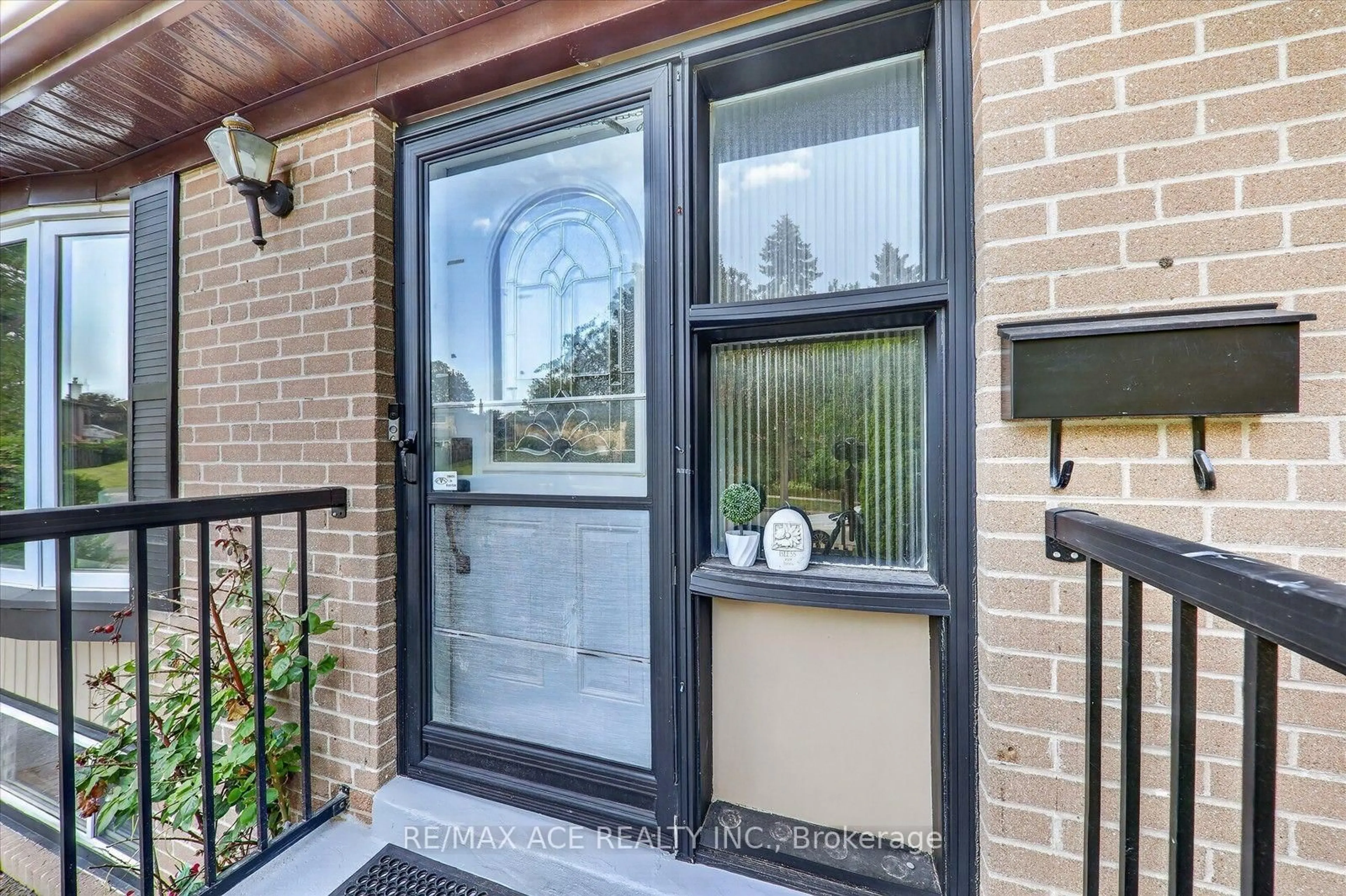 Indoor entryway for 100 Merkley Sq, Toronto Ontario M1G 2Y7