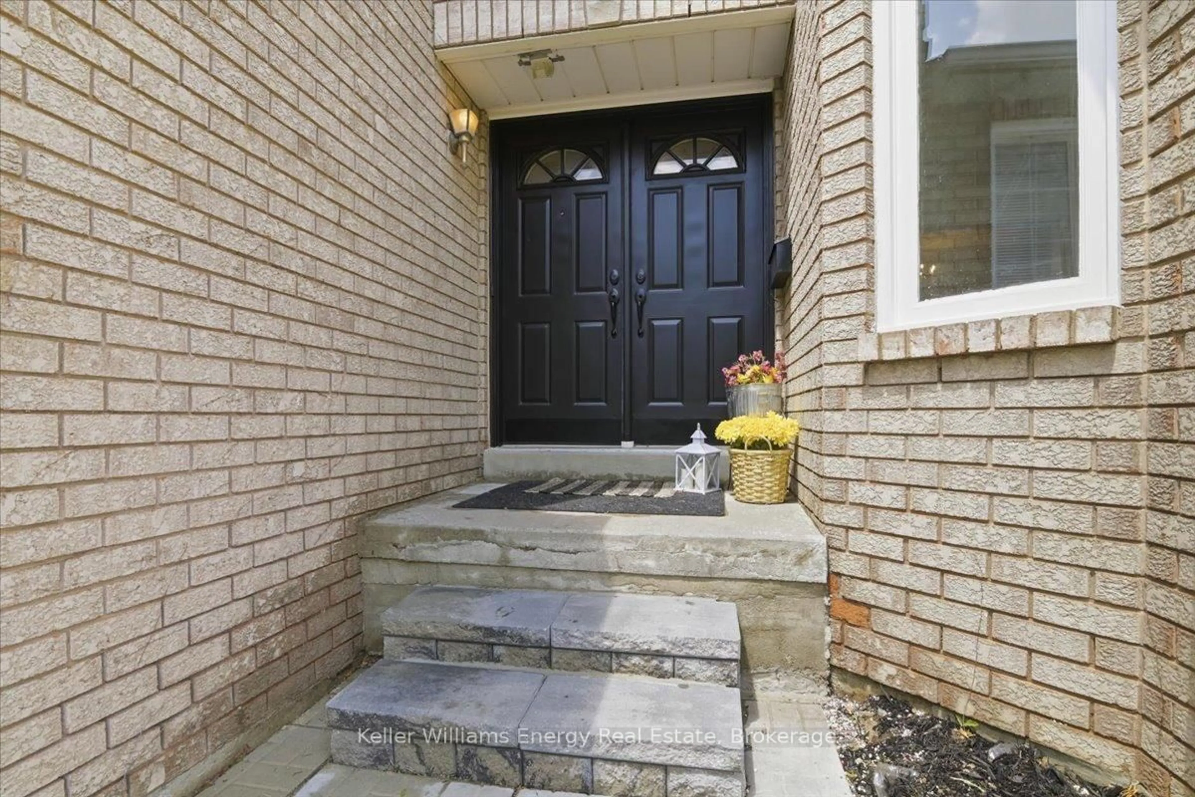 Indoor entryway for 70 Willowbrook Dr, Whitby Ontario L1R 2A8