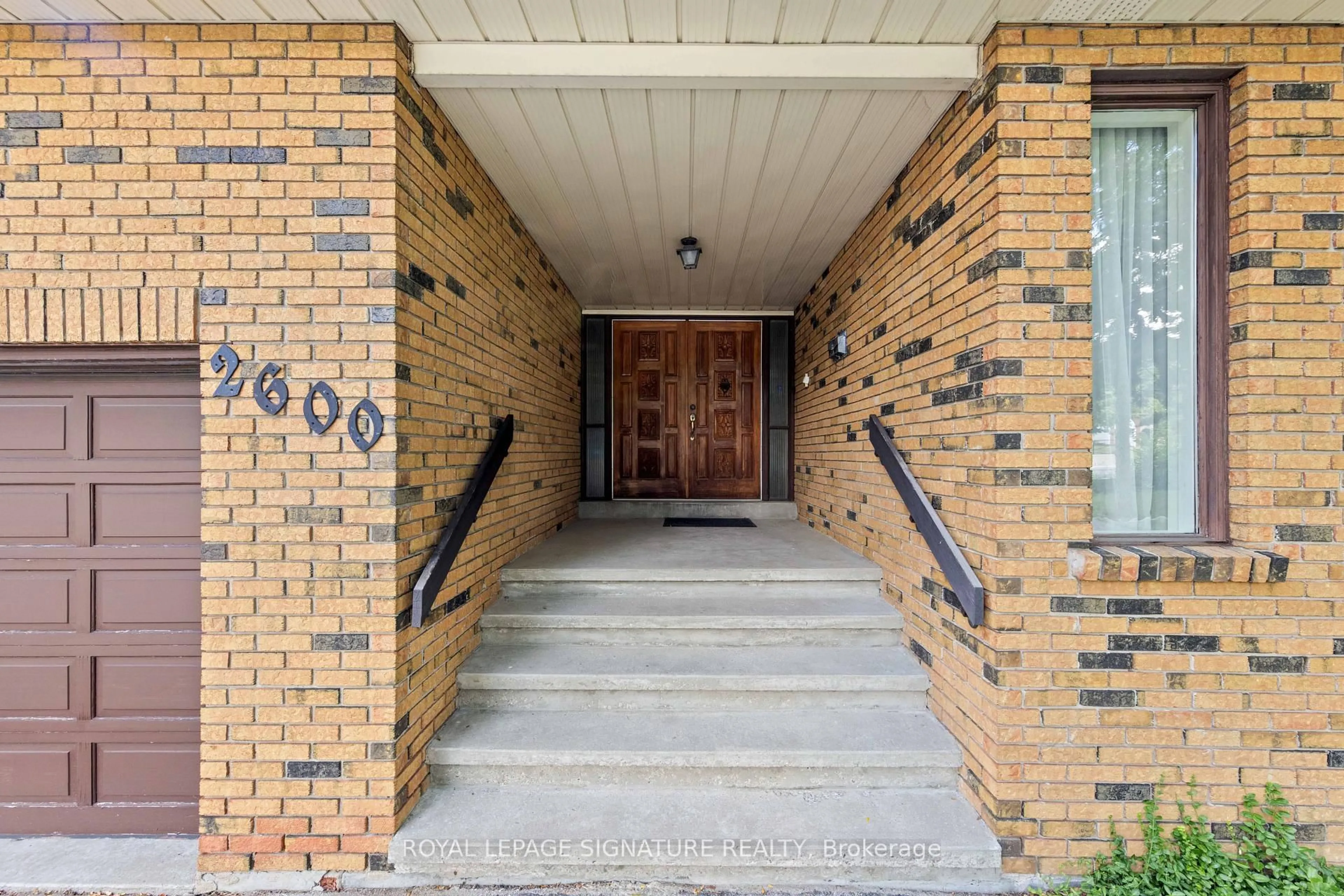 Indoor foyer for 2600 Kennedy Rd, Toronto Ontario M1T 3H1