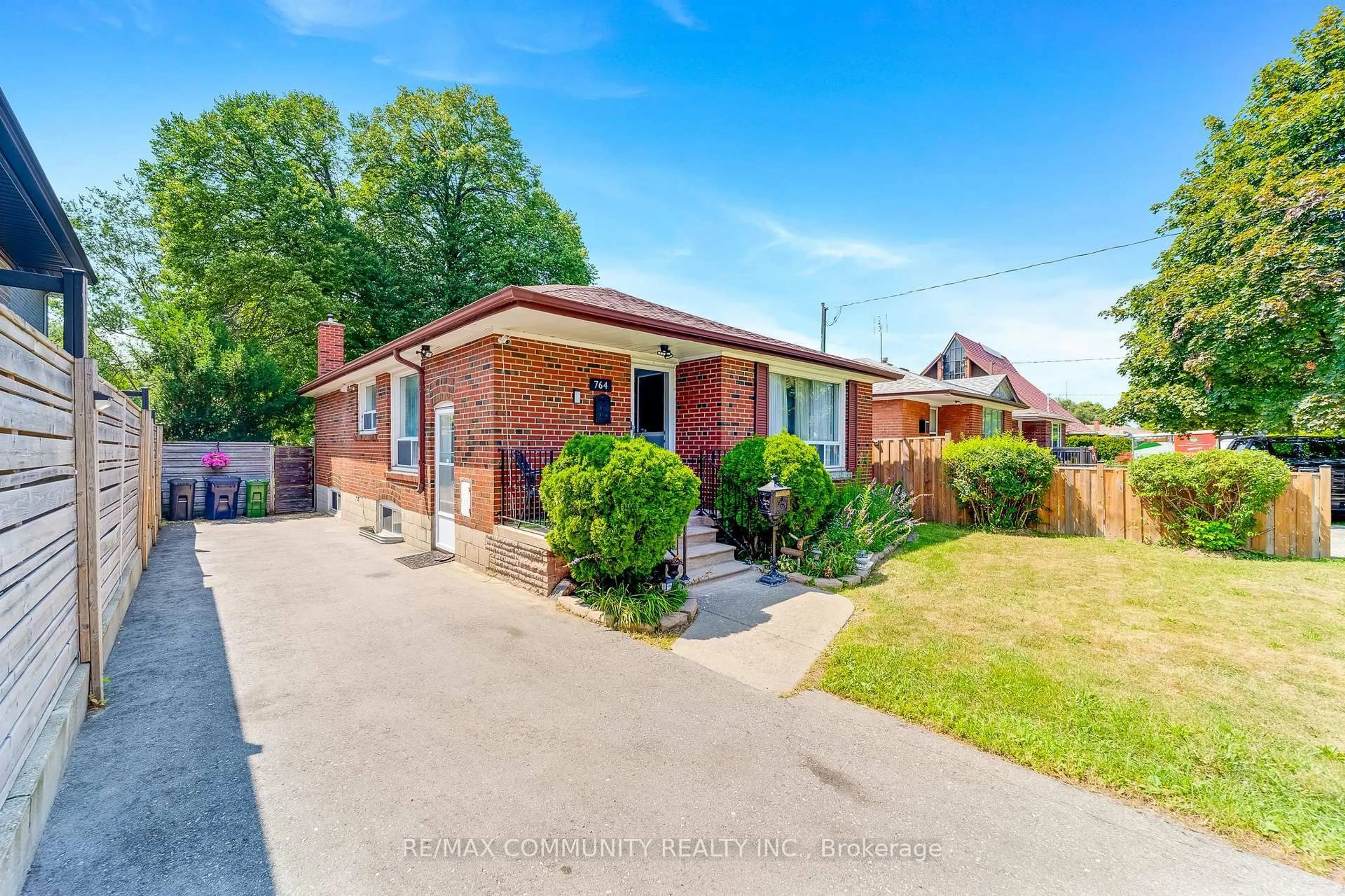 A pic from outside/outdoor area/front of a property/back of a property/a pic from drone, street for 764 Brimley Rd, Toronto Ontario M1J 1C6