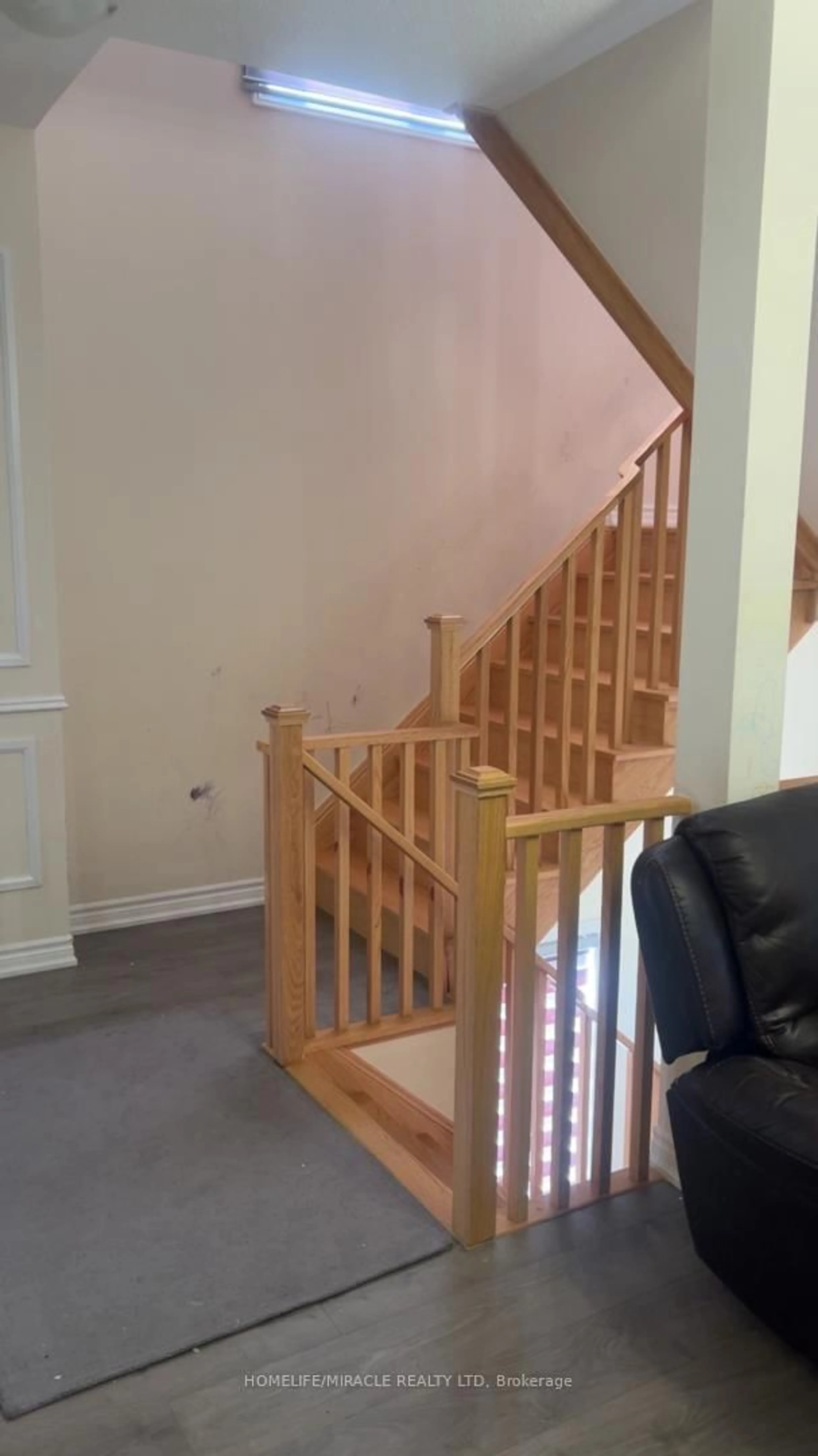 Stairs for 771 Chinook Path, Oshawa Ontario L1H 0A7