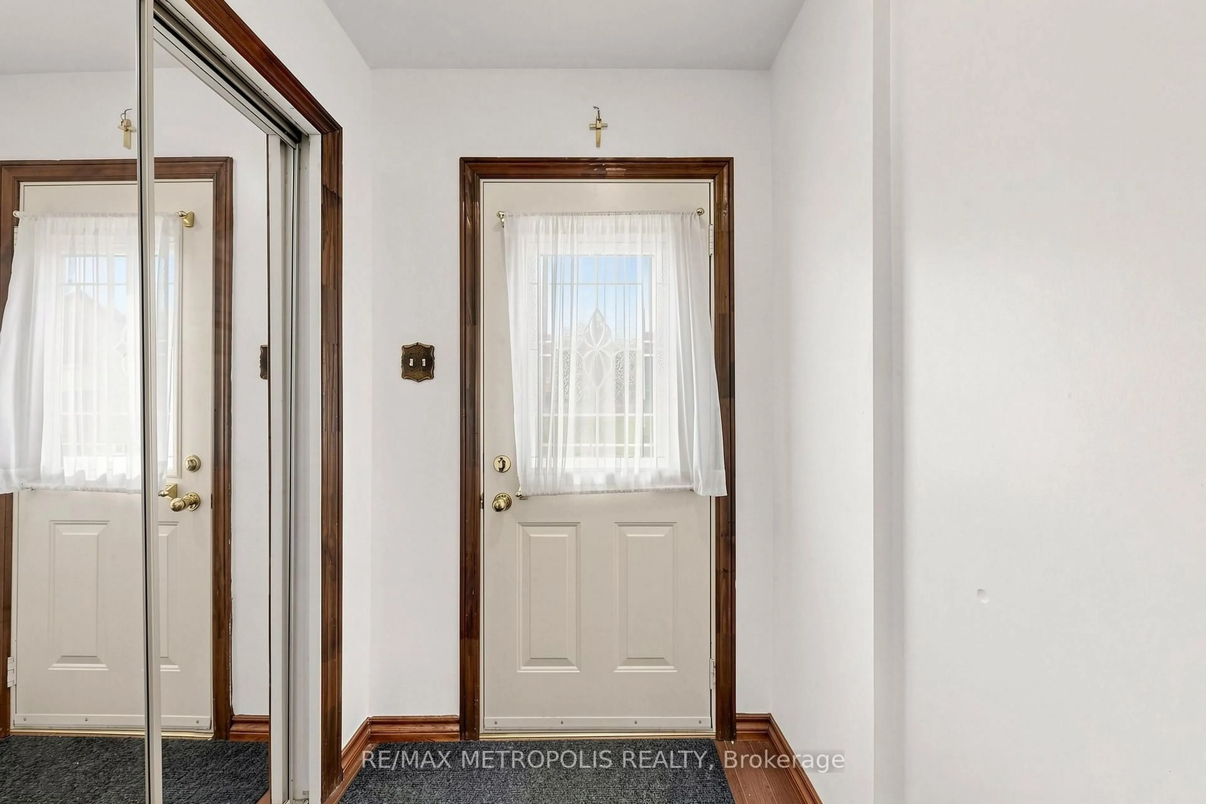 Indoor entryway for 580 Eyer Dr #96, Pickering Ontario L1W 3B7
