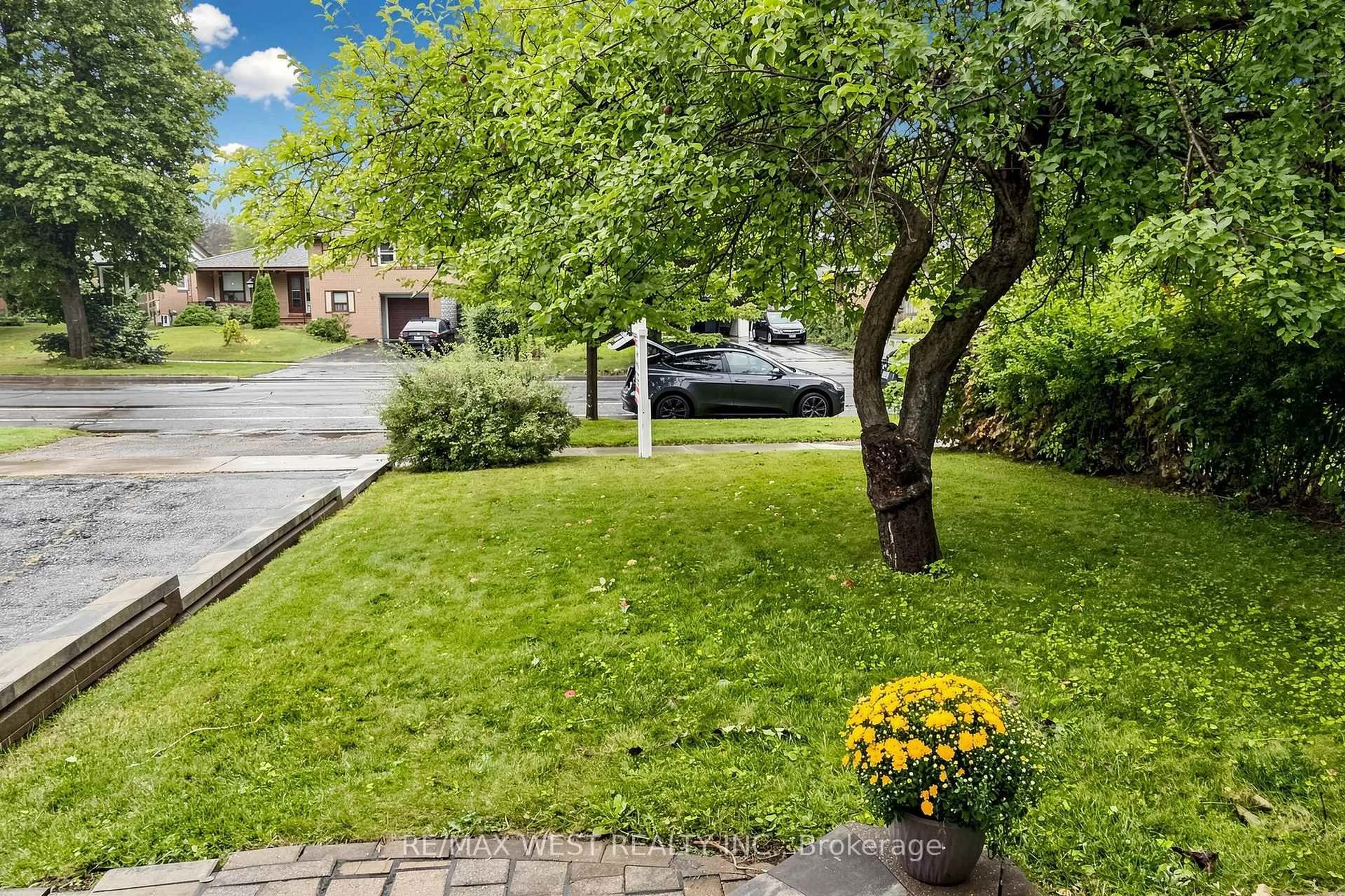 Patio, street for 424 Brimorton Dr, Toronto Ontario M1H 2E5