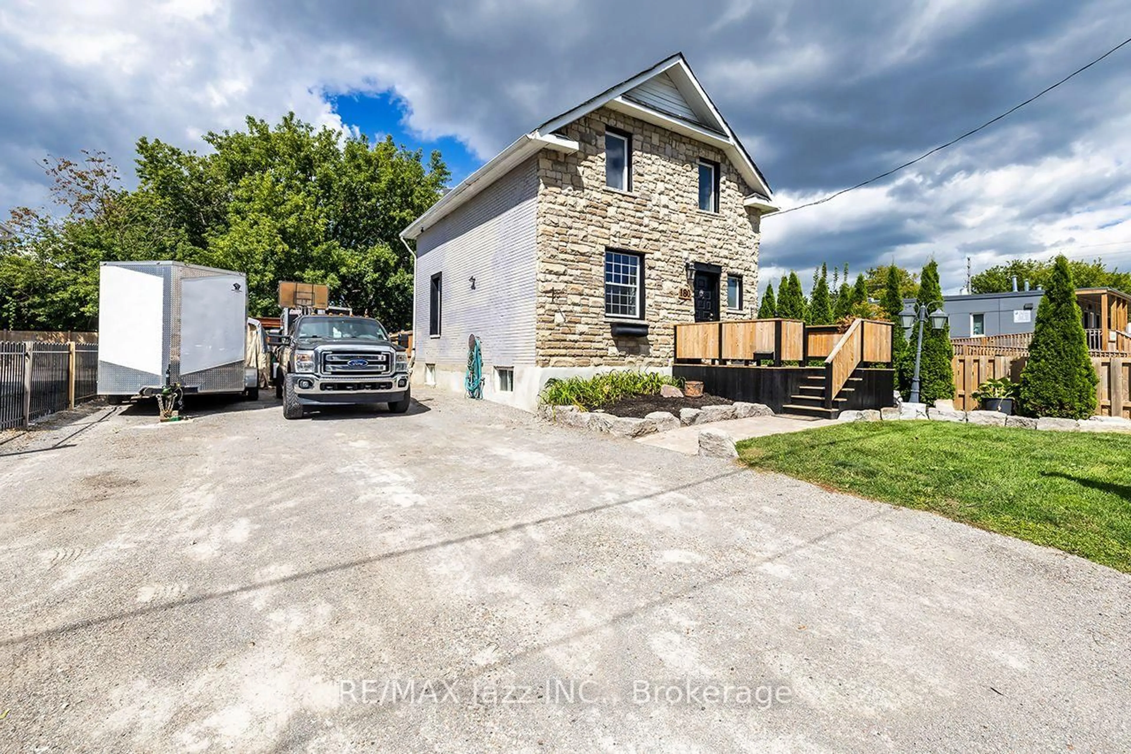 A pic from outside/outdoor area/front of a property/back of a property/a pic from drone, street for 180 Olive Ave, Oshawa Ontario L1H 2P2