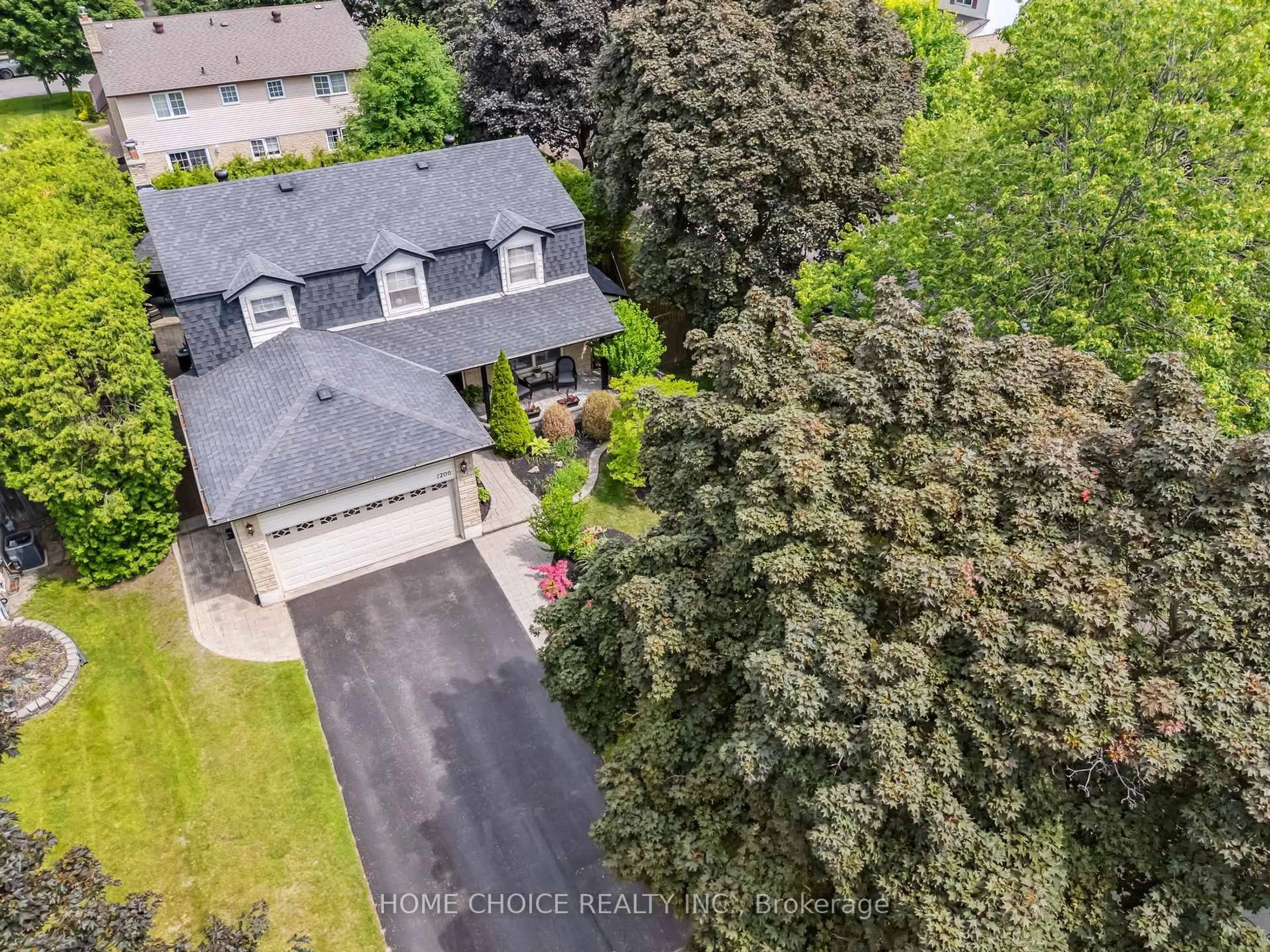 A pic from outside/outdoor area/front of a property/back of a property/a pic from drone, street for 1206 Northgate Cres, Oshawa Ontario L1G 7C5