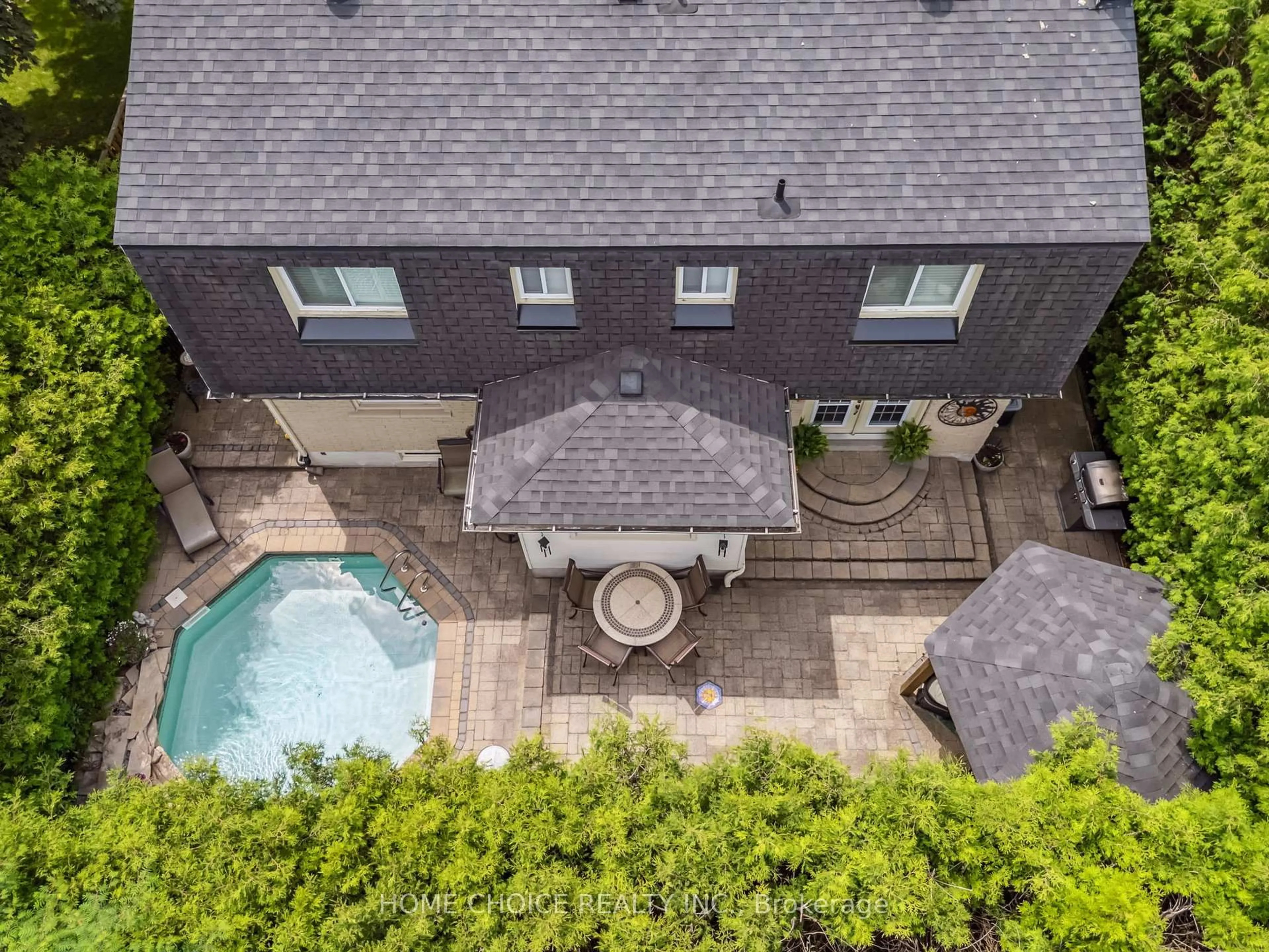 A pic from outside/outdoor area/front of a property/back of a property/a pic from drone, street for 1206 Northgate Cres, Oshawa Ontario L1G 7C5