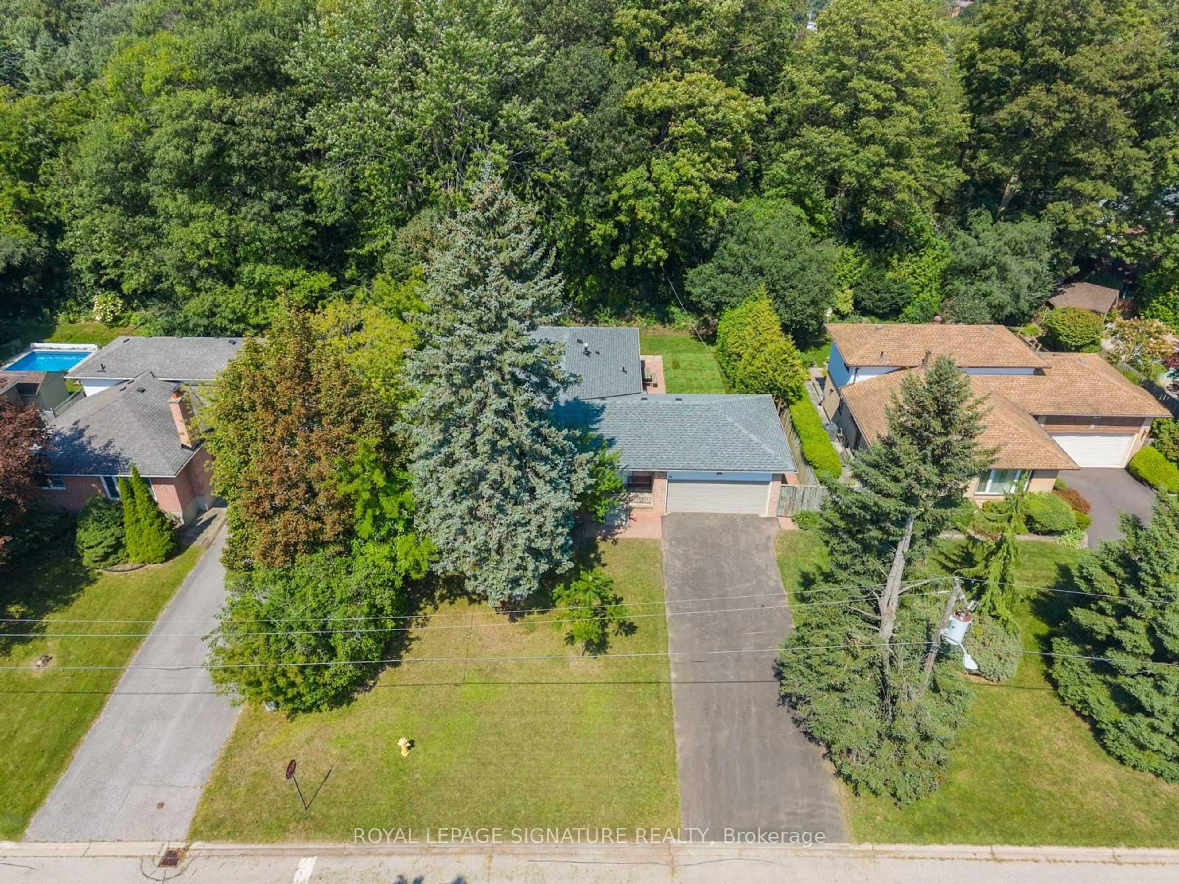 A pic from outside/outdoor area/front of a property/back of a property/a pic from drone, street for 22 Carwin Cres, Ajax Ontario L1S 6G6