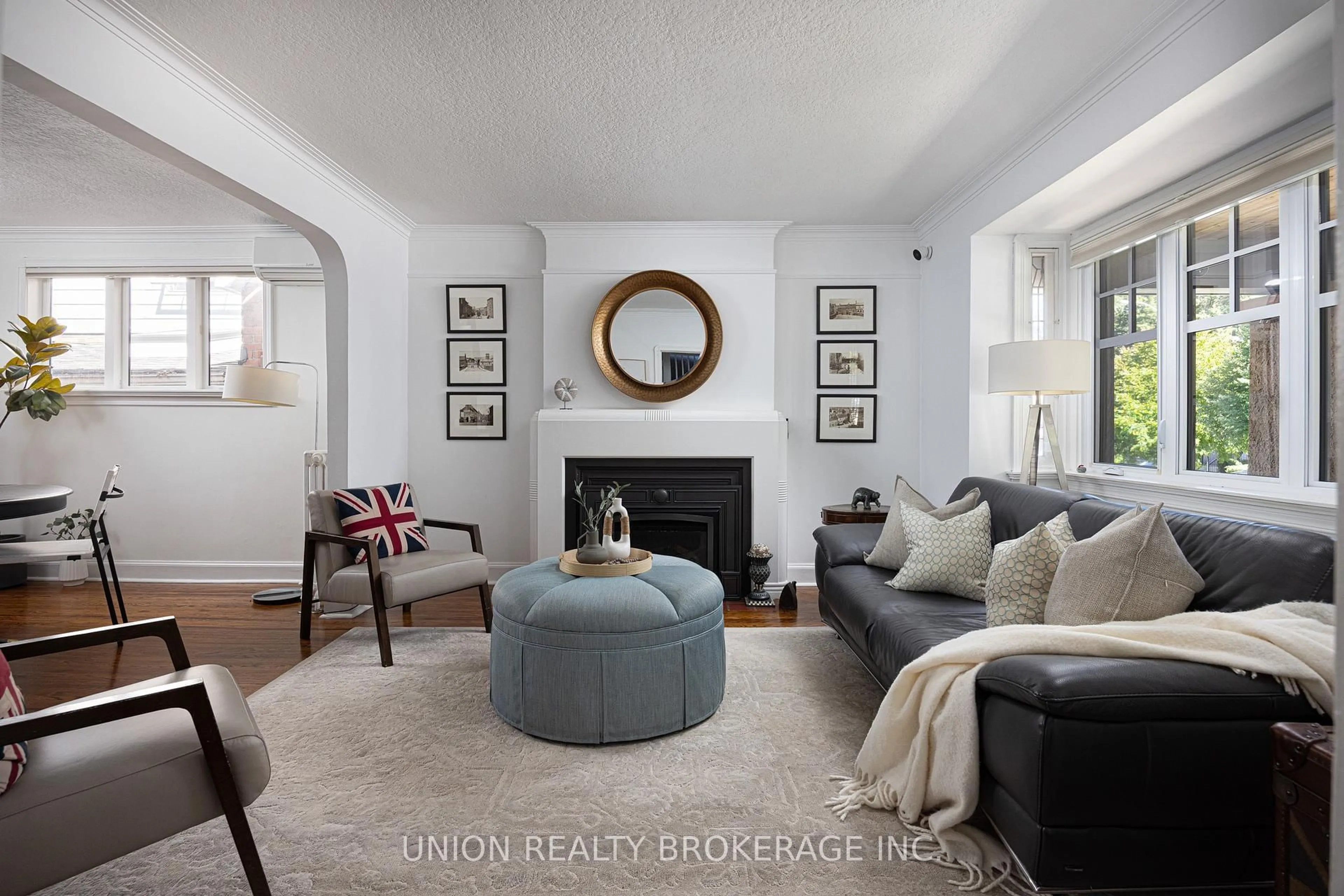 Living room with furniture, unknown for 8 Woodland Park Rd, Toronto Ontario M1N 2X6