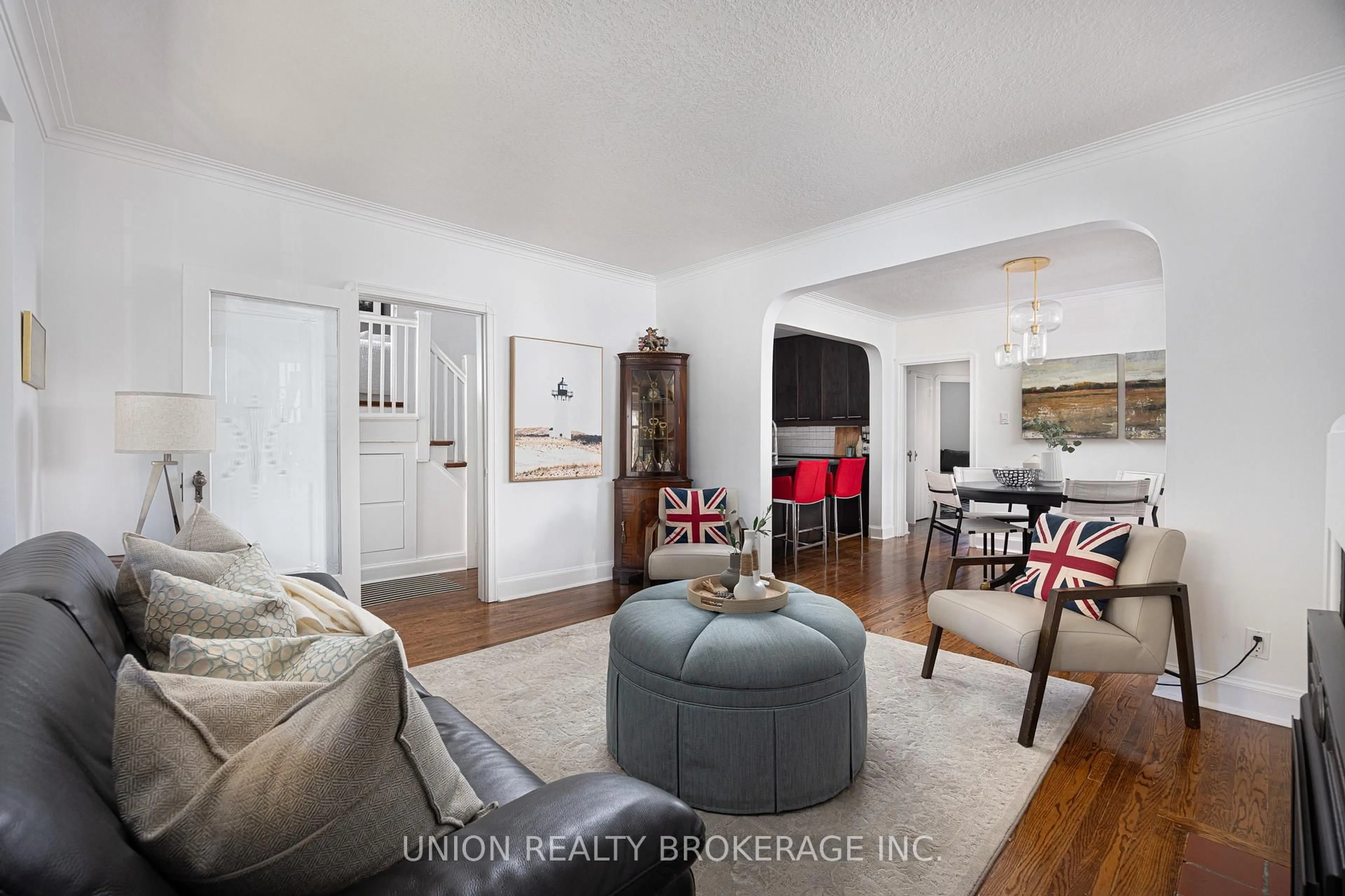 Living room with furniture, wood/laminate floor for 8 Woodland Park Rd, Toronto Ontario M1N 2X6