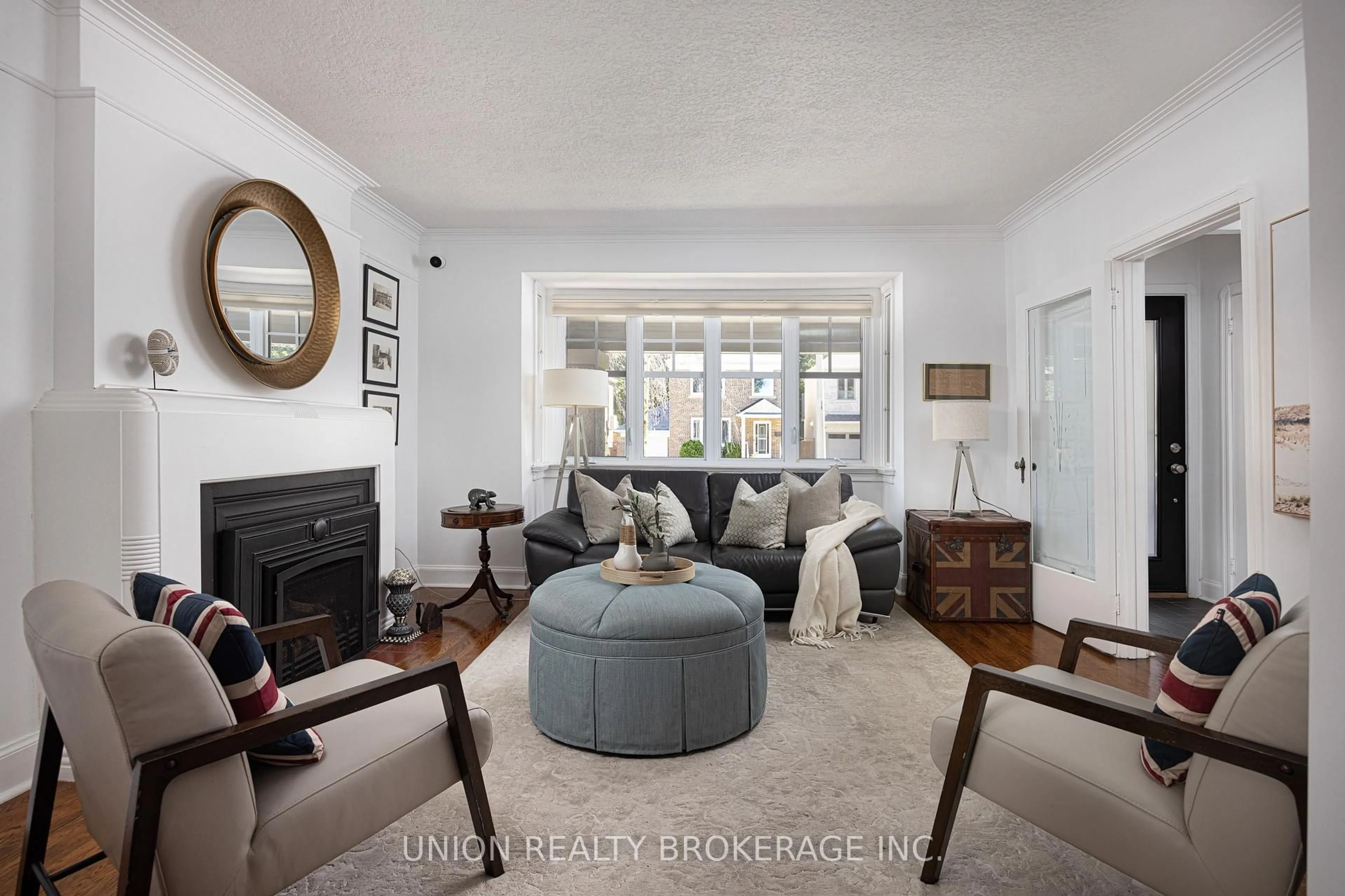 Living room with furniture, unknown for 8 Woodland Park Rd, Toronto Ontario M1N 2X6