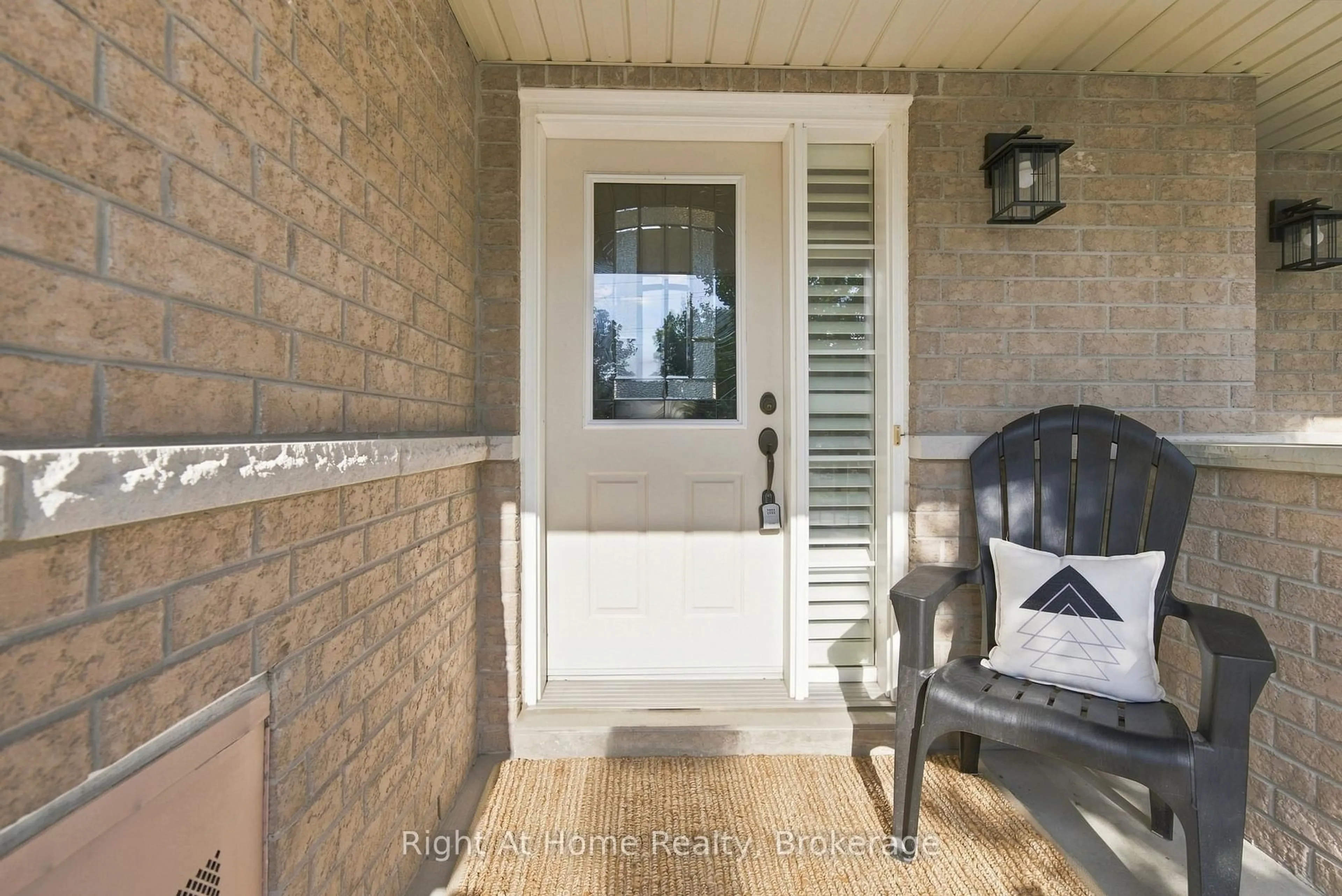 Indoor entryway for 460 Woodmount Dr #46, Oshawa Ontario L1K 0K4
