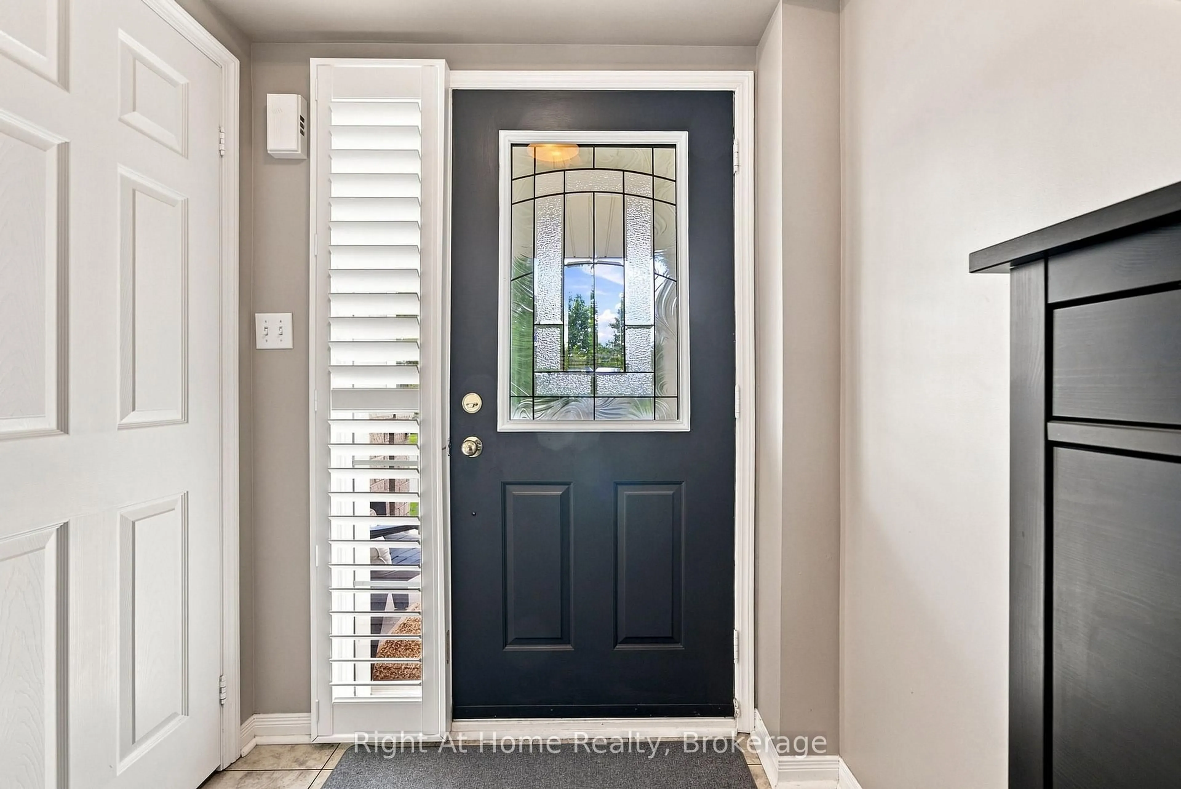 Indoor entryway for 460 Woodmount Dr #46, Oshawa Ontario L1K 0K4