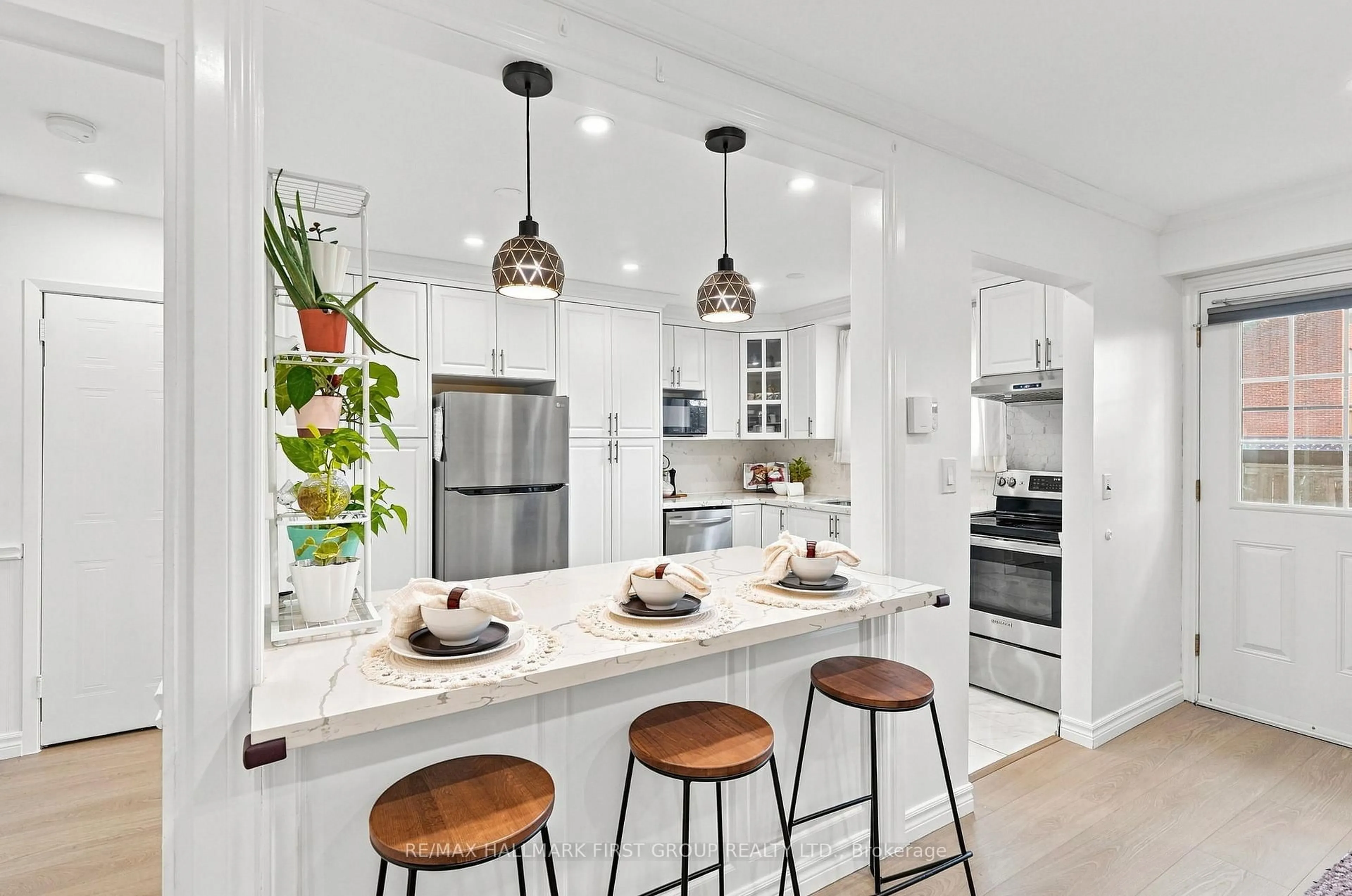 Open concept kitchen, ceramic/tile floor for 33 Taunton Rd #23, Oshawa Ontario L1G 3T6