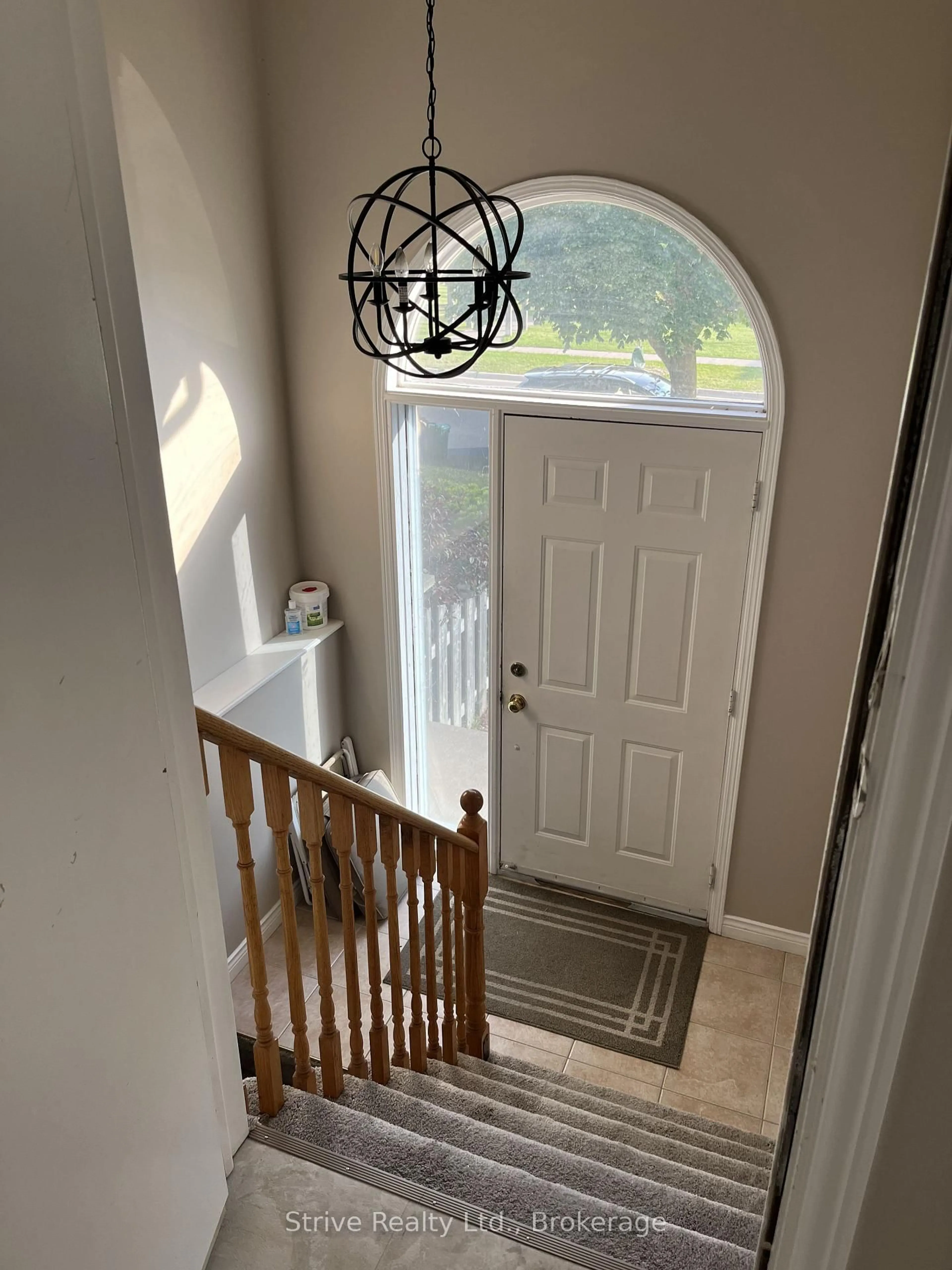 Indoor entryway for 1013 Attersley Dr, Oshawa Ontario L1K 2G9