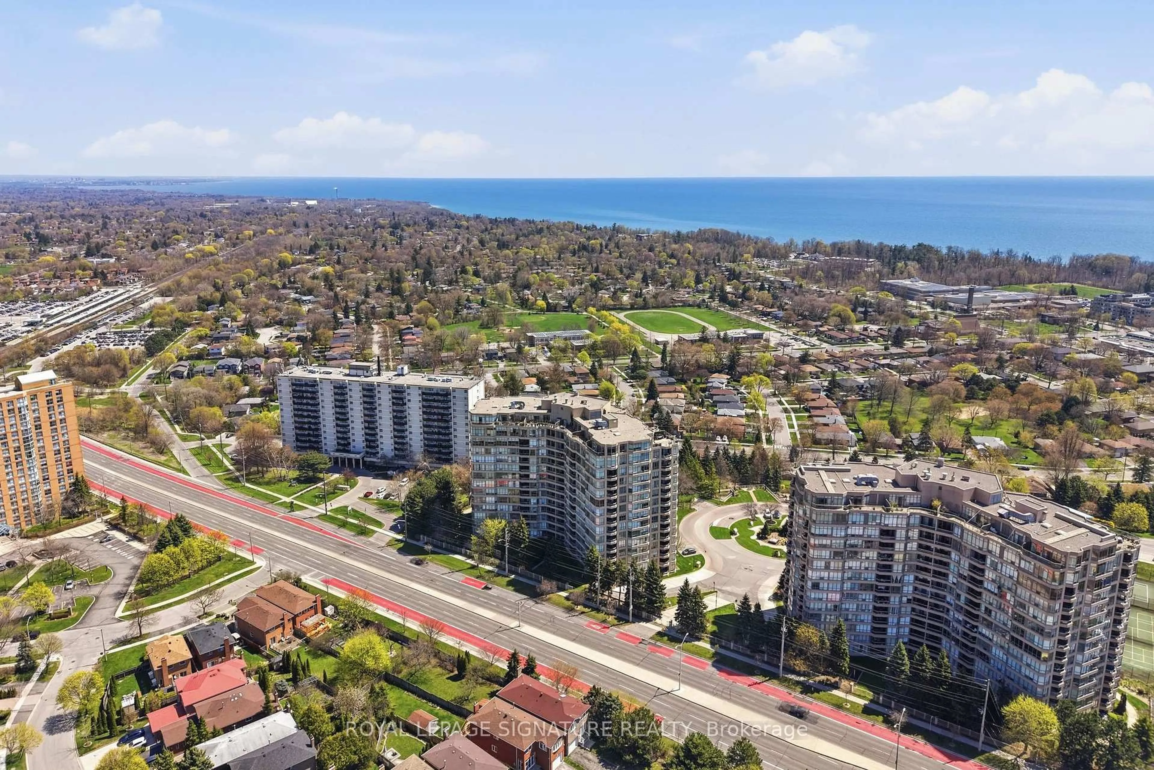 A pic from outside/outdoor area/front of a property/back of a property/a pic from drone, unknown for 20 Guildwood Pkwy #PH1, Toronto Ontario M1E 5B6