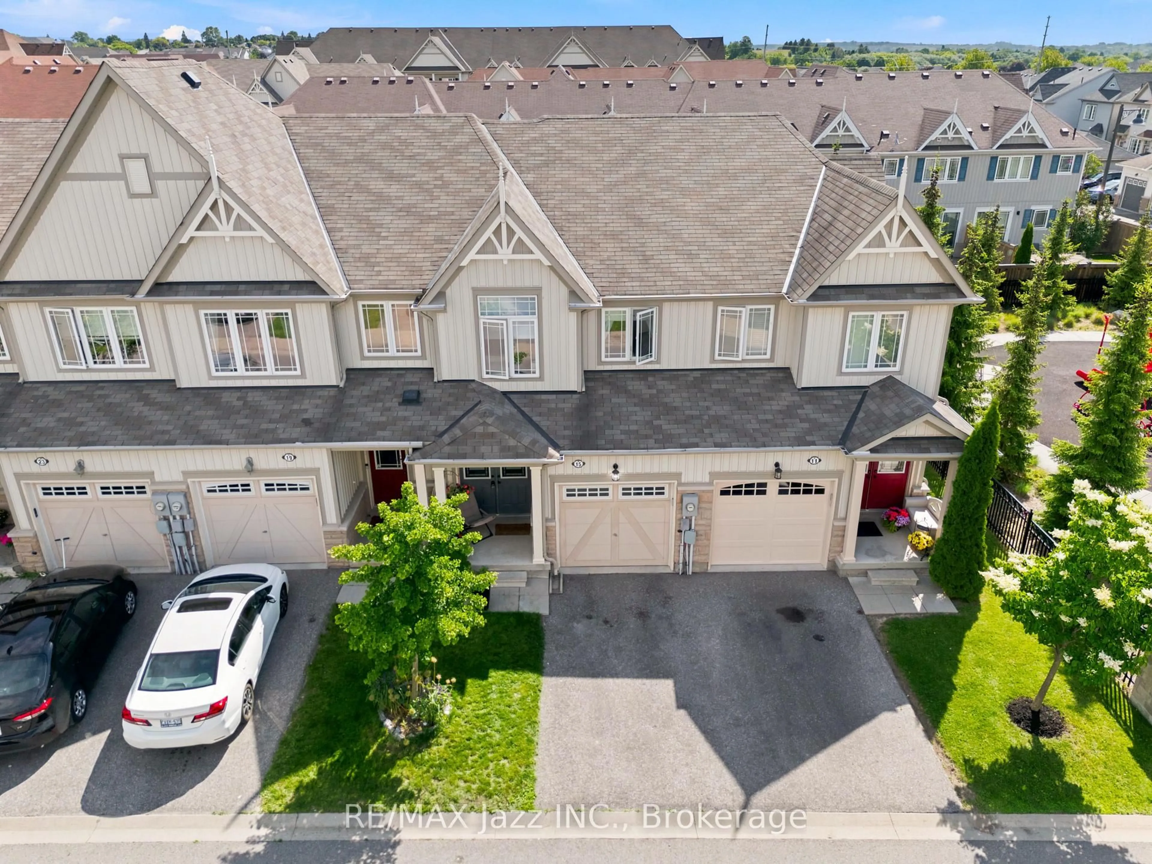 A pic from outside/outdoor area/front of a property/back of a property/a pic from drone, street for 15 Farmstead Dr, Clarington Ontario L1C 0K9