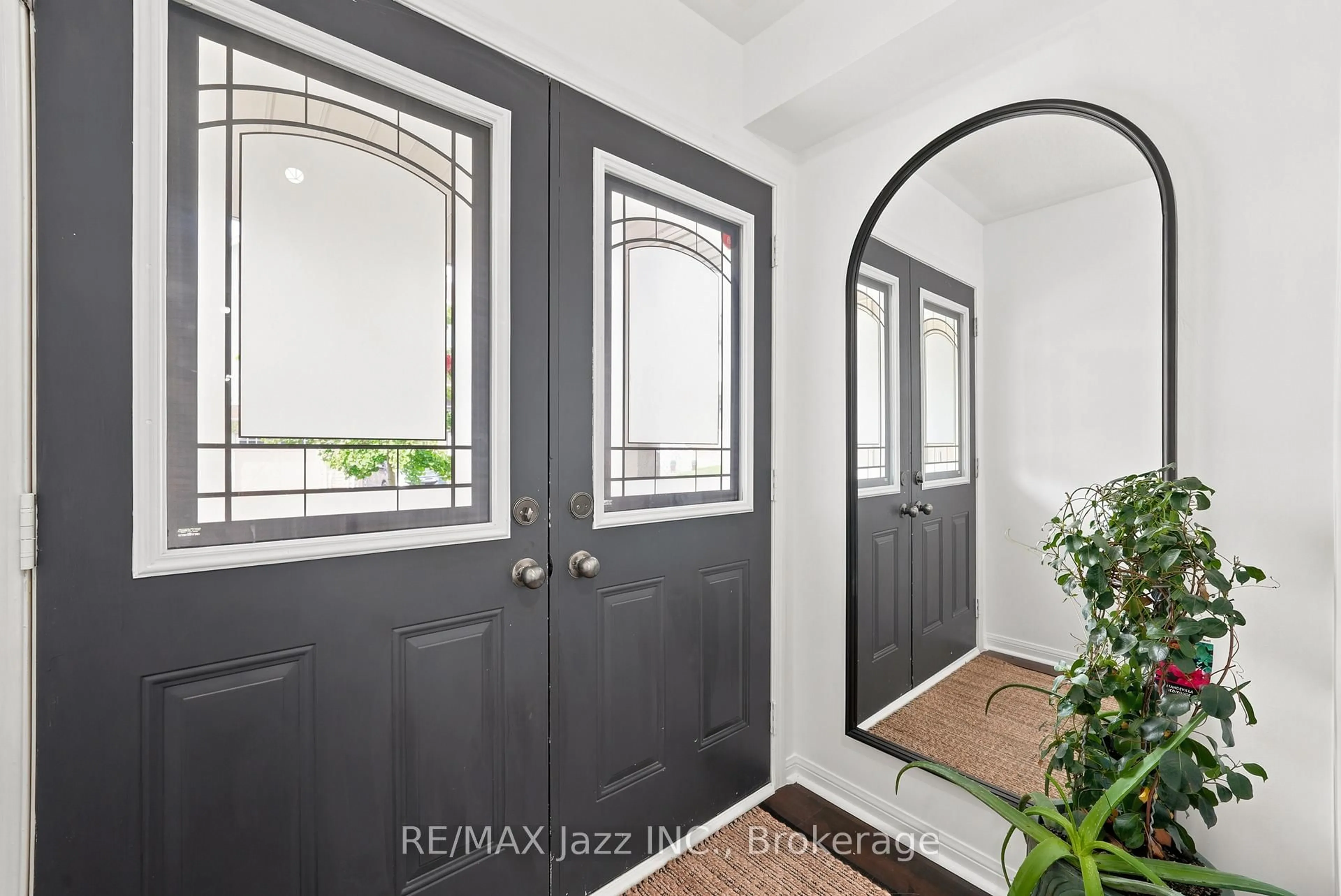 Indoor entryway for 15 Farmstead Dr, Clarington Ontario L1C 0K9